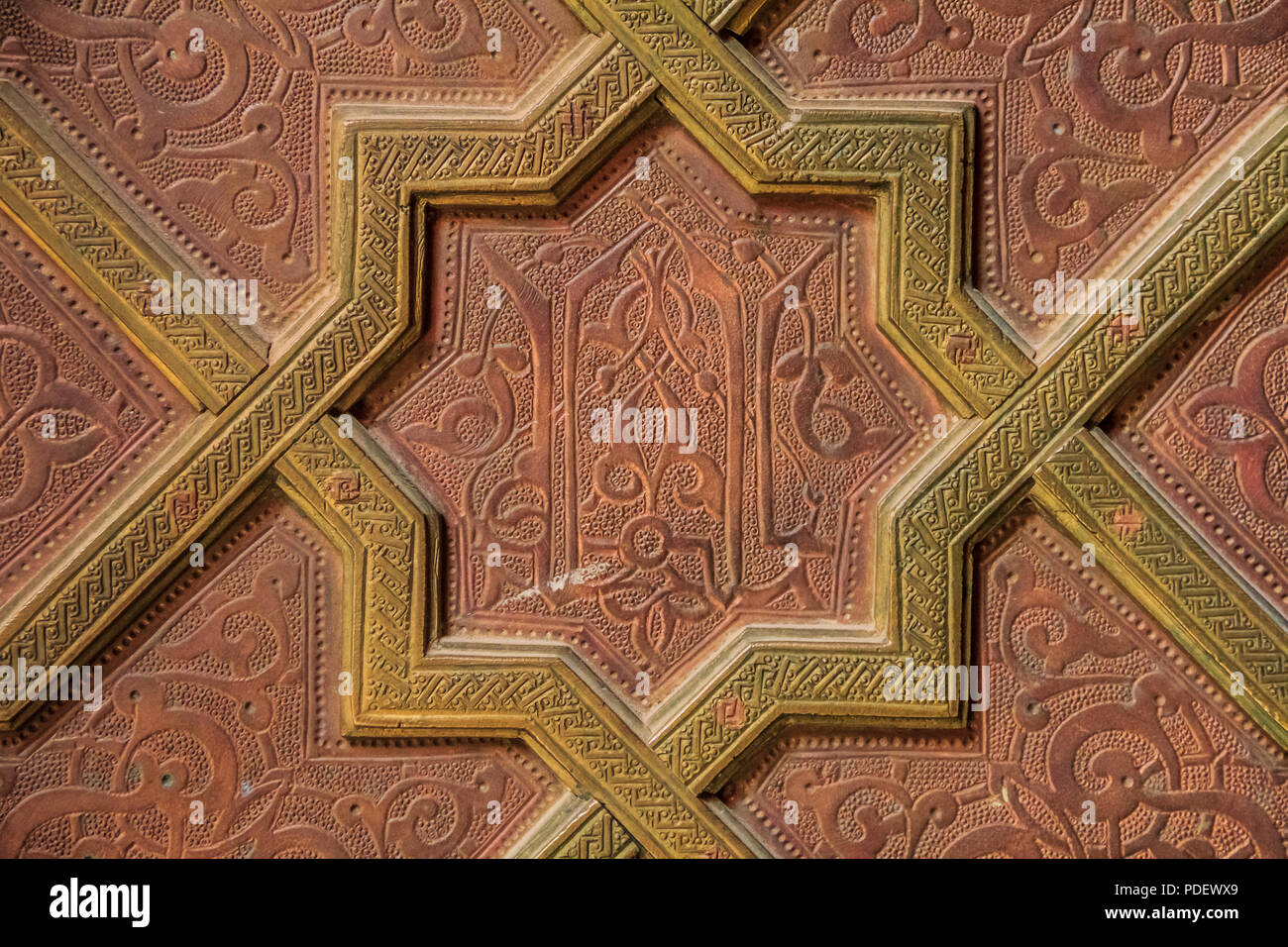 Le travail du métal et de mosaïque sur la porte du palais du roi du Maroc à Fès, Maroc Banque D'Images