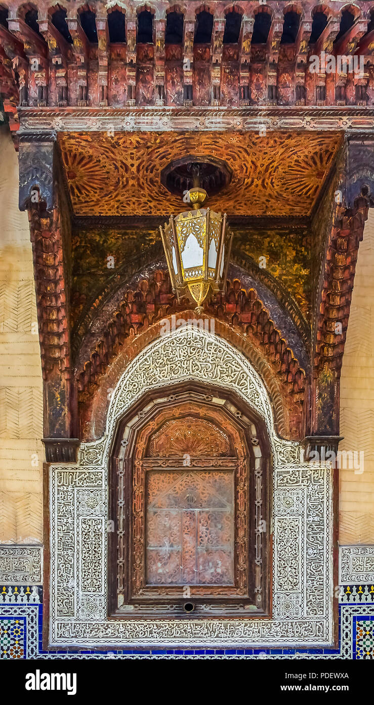 Orné traditionnels gravures dans une alcôve de cèdre à l'intérieur d'une lanterne à Fez, Maroc Banque D'Images