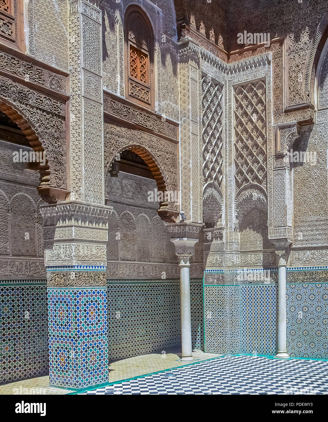 Fes, Maroc - 11 mai 2013 : plâtre sculpté marocain arabesque et mosaïque de la 14e siècle El Attarine médersa de Fès, Maroc Banque D'Images
