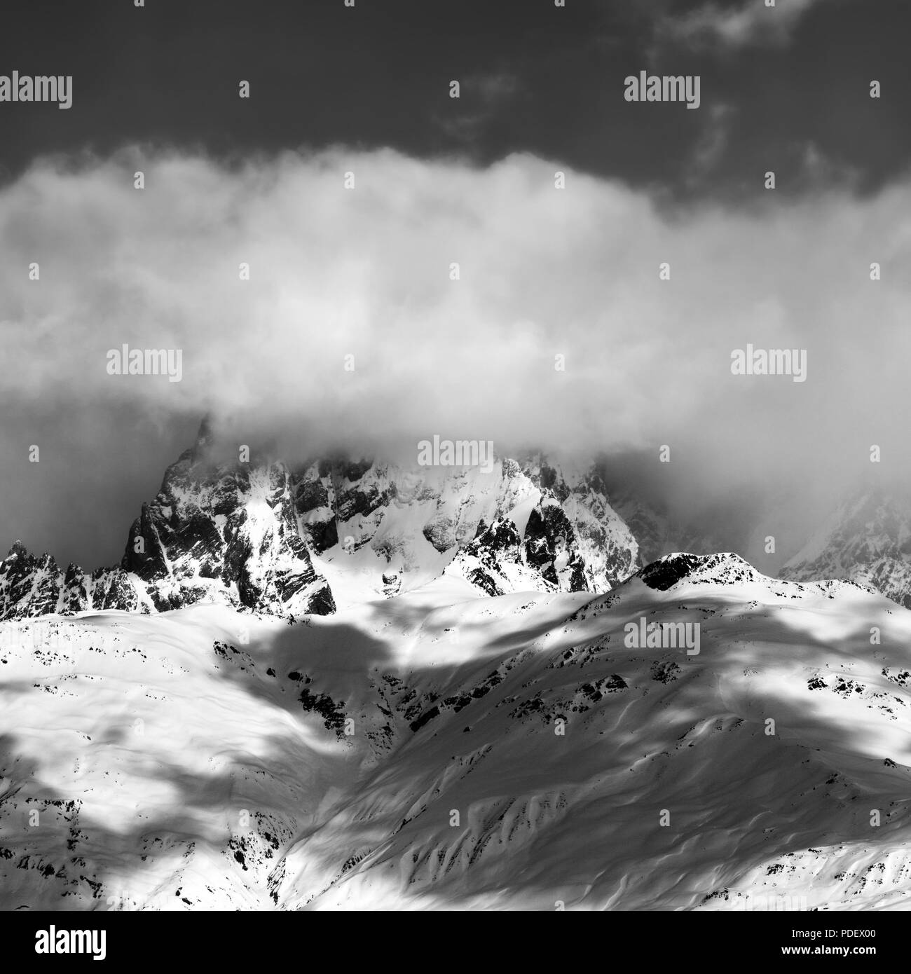 Montagne Neige Noir Et Blanc Dans Les Nuages De Sun Journée