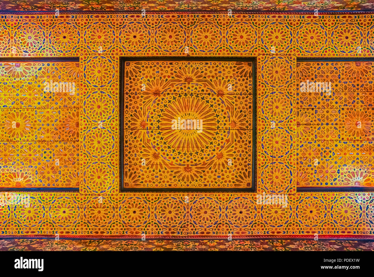 Bois de Cèdre traditionnel marocain plafond sculpté à Fes, Maroc Banque D'Images