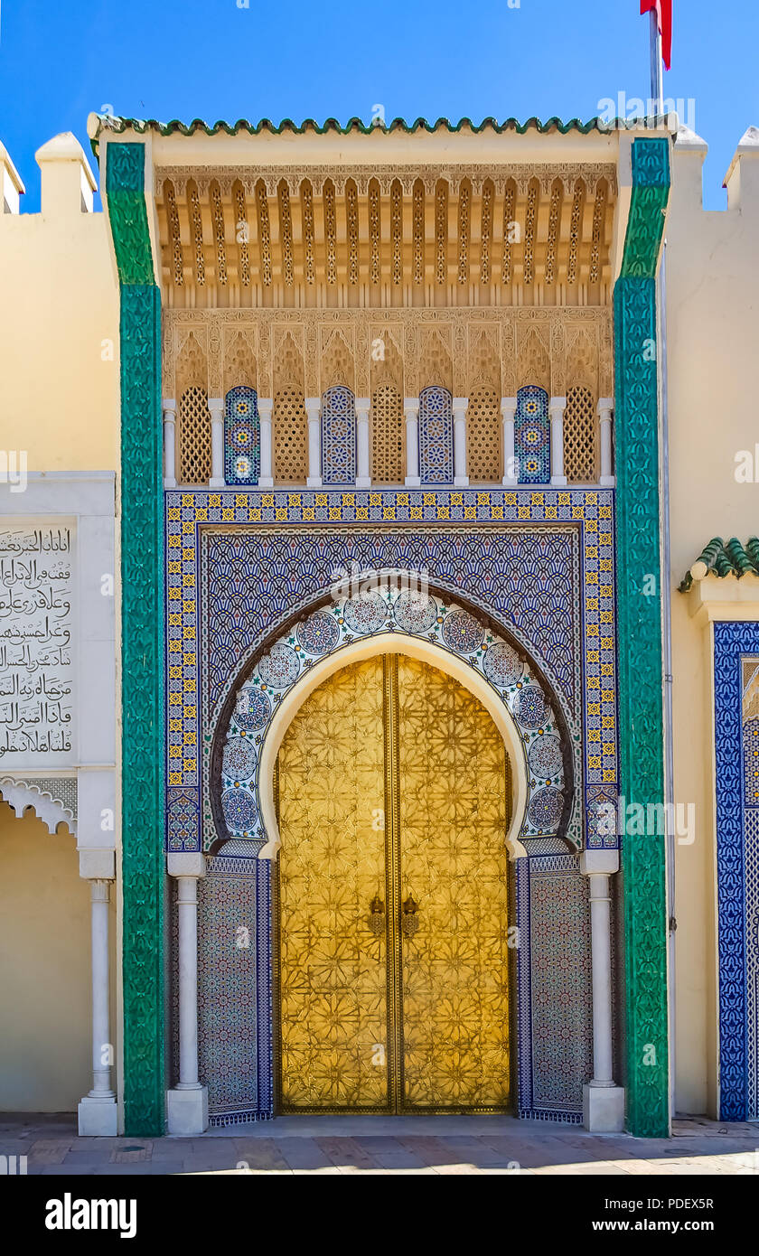 Fès, Maroc - 11 mai 2013 : une des portes principales du palais du roi du Maroc Banque D'Images