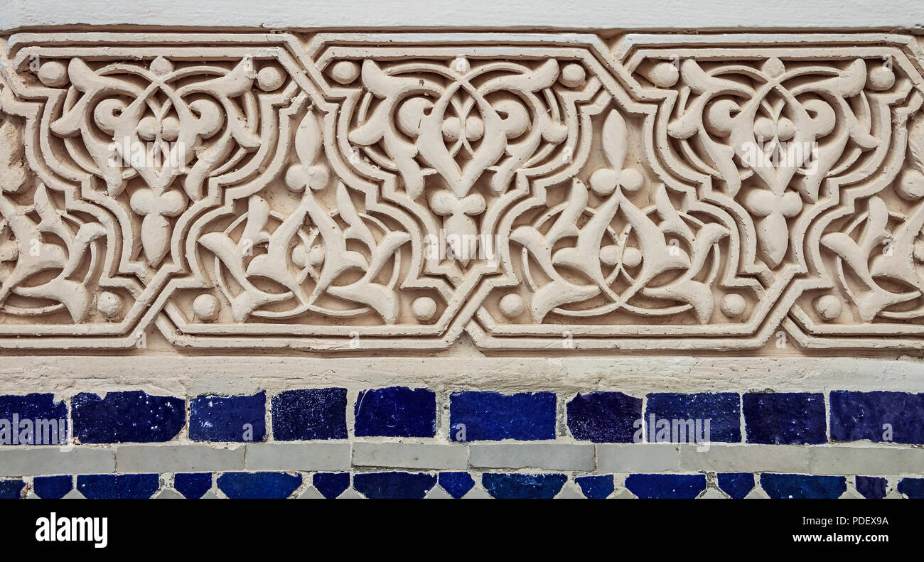 La sculpture en plâtre marocain Arabesque Fes, Maroc Banque D'Images