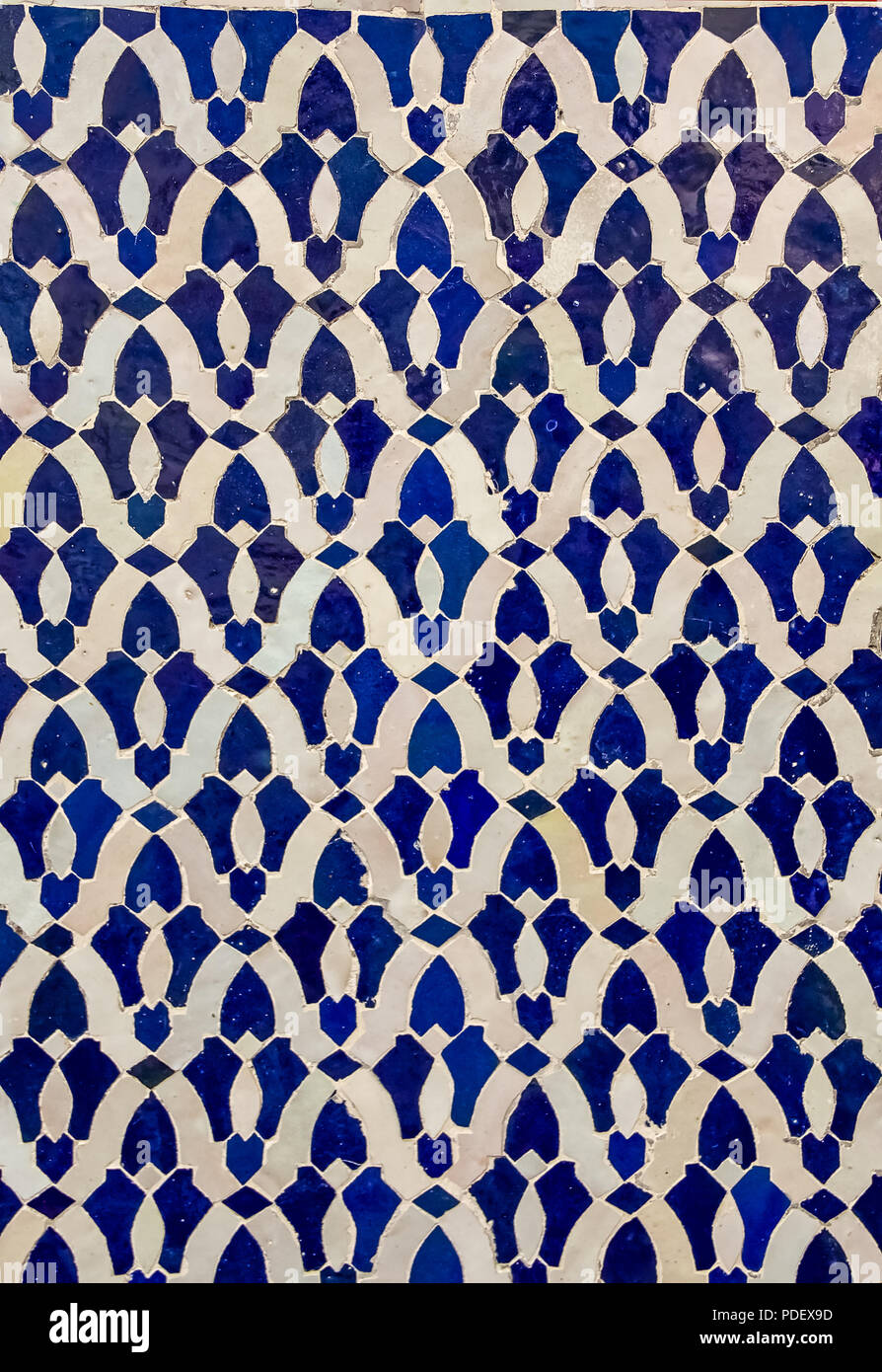 Modèle de tuile traditionnelle marocaine décoré dans un riad au Maroc Banque D'Images