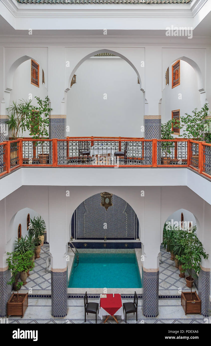 Fes, Maroc - 11 mai 2013 : cour intérieure avec des murs et du sol et d'une piscine dans un riad marocain Banque D'Images