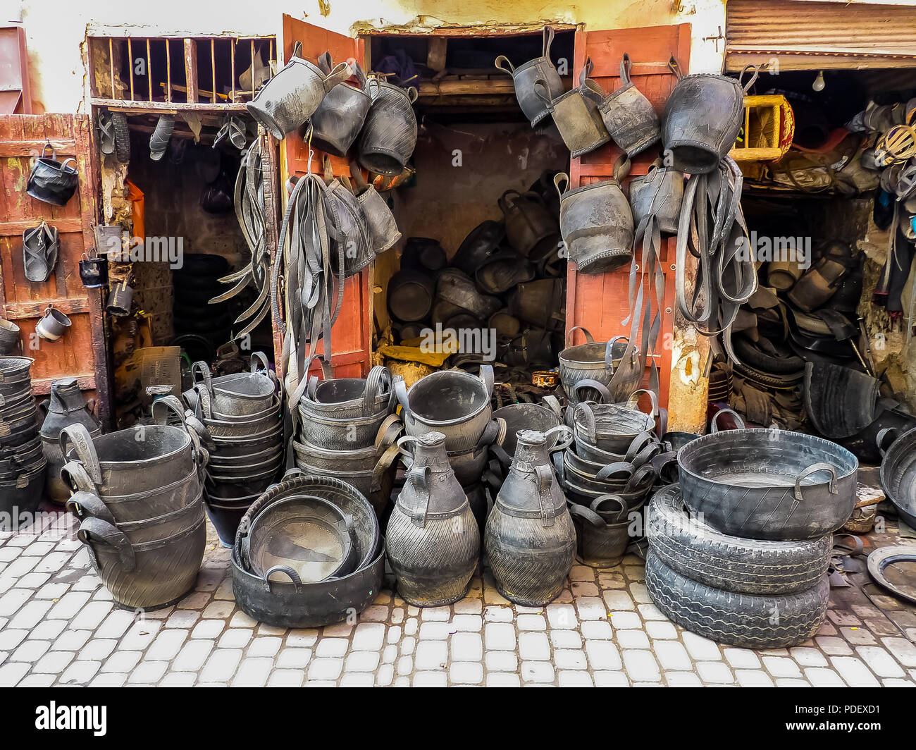 Le recyclage du caoutchouc des pneus de voitures et de vélos et de chambres à air d'objets domestiques de tous les jours mis à un souk à Marrakech, Maroc Banque D'Images