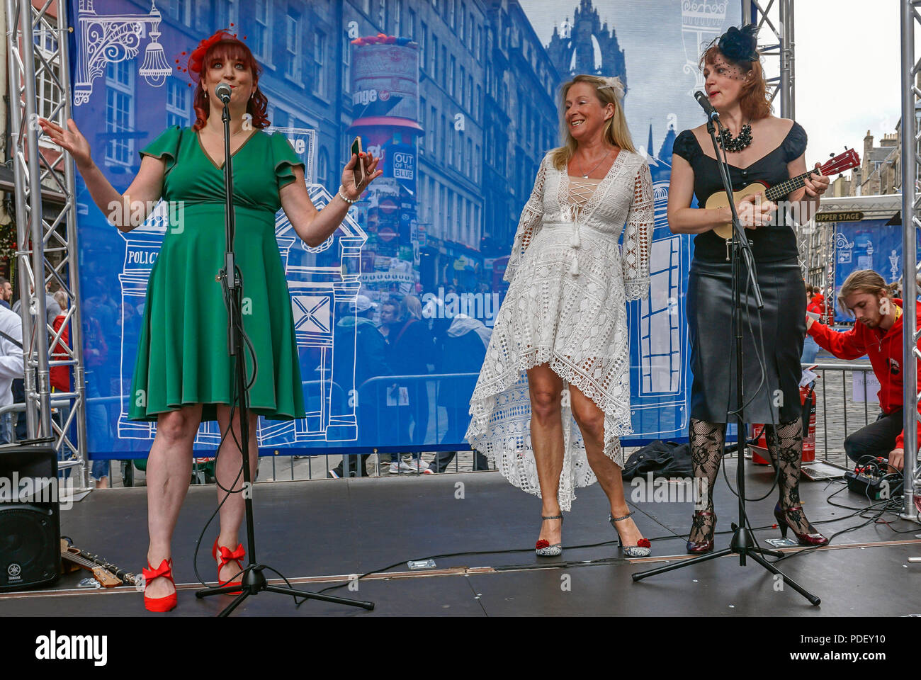 Till death do us part groupe de trois femmes effectue au Edinburgh Festival Fringe 2018 à High Street Le Royal Mile Edinburgh Scotland UK Banque D'Images