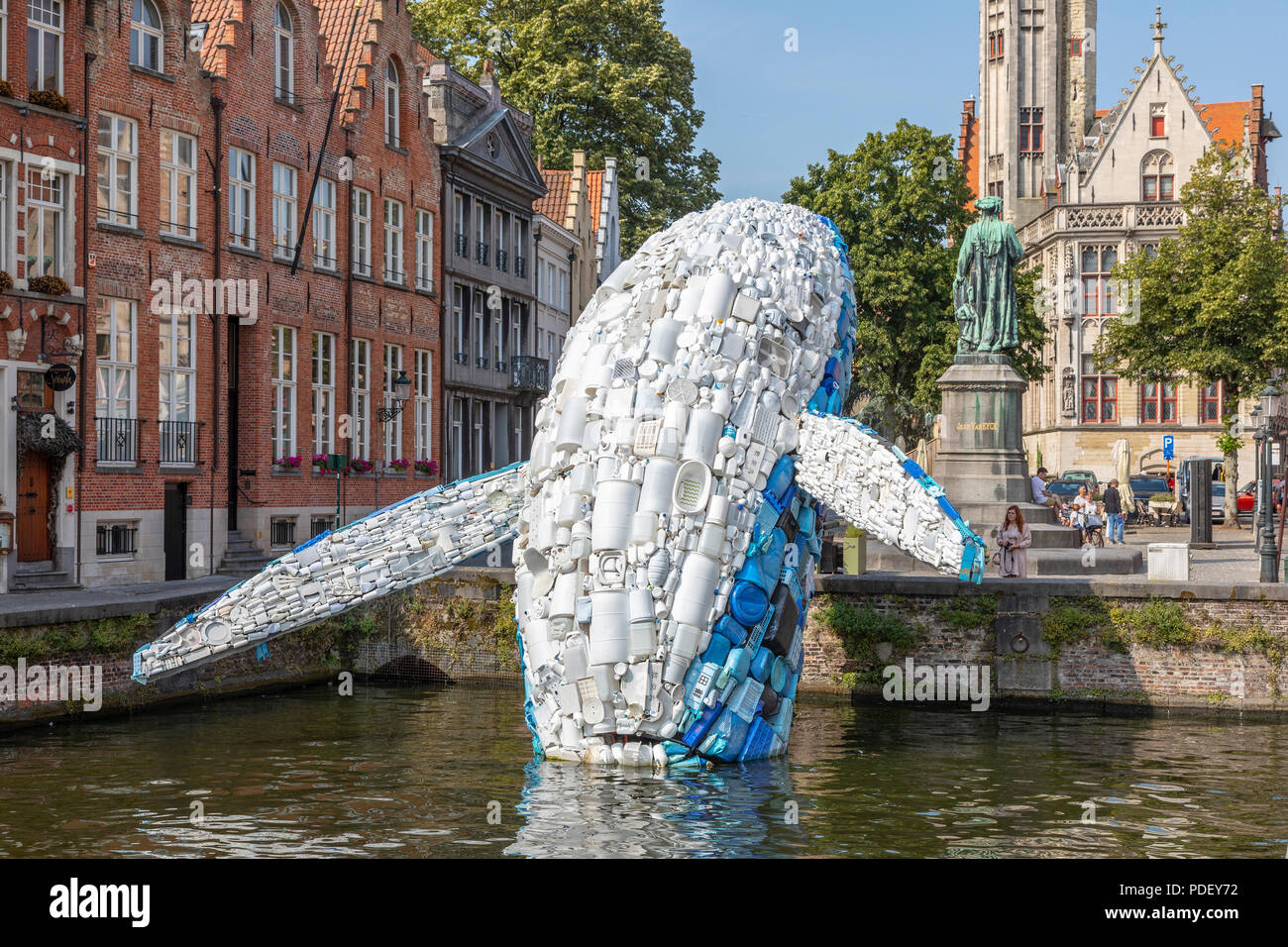 Bruges, baleine en plastique une oeuvre composée de matière plastique récupérée à partir de la mer et construit en forme d'une baleine bleue, placé de façon à ce qu'il vu à Banque D'Images