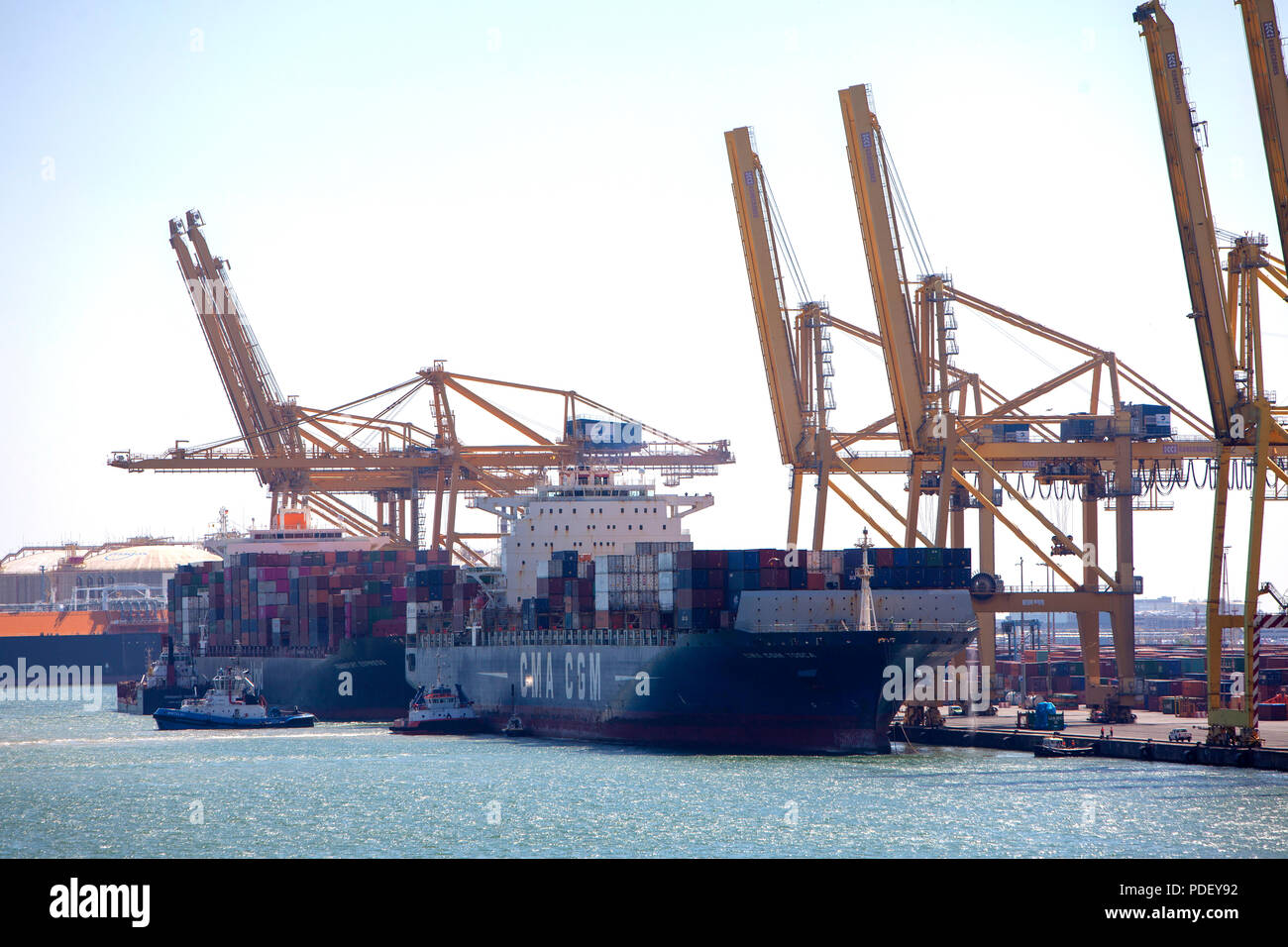 Port de Barcelone travaillant avec des cargaisons conteneurisées dans des conteneurs Banque D'Images