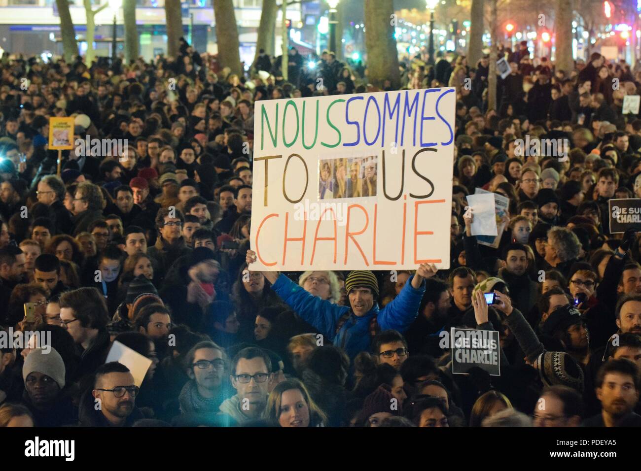 Janvier 07, 2015 - Paris, France : des dizaines de milliers de personnes se rassemblent dans la place de la République dans le centre de Paris après une attaque meurtrière contre un magazine satirique français. Des hommes armés ont attaqué les bureaux d'hebdomadaire satirique français Charlie Hebdo à Paris mercredi, tuant au moins 12 personnes dans ce que le président François Hollande a dit, c'est sans aucun doute "une attaque terroriste". Des dizaines de milliers de personnes se rassemblent place de la République en hommage aux victimes de l'attentat contre Charlie Hebdo, quelques heures apres la fusillade meurtriere. *** FRANCE / PAS DE VENTES DE MÉDIAS FRANÇAIS *** Banque D'Images