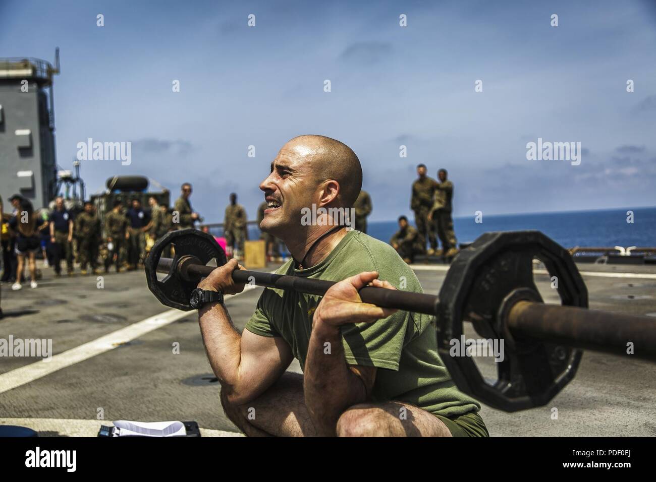 Mer Méditerranée (20 mai 2018) Le sergent-major du Corps des Marines des États-Unis. Samuel Judd, un sergent de peloton affecté au 2e Peloton, Fox Company, l'Équipe de débarquement du bataillon, 2e Bataillon, 6e Régiment de Marines, 26e Marine Expeditionary Unit (MEU), participe à une formation physique au cours d'un défi moral de la Marine américaine, de bien-être et de loisirs événement connu sous le nom de Steel Beach à bord du Harpers Ferry dock classe USS Oak Hill landing (LSD 51) dans la mer Méditerranée, le 20 mai 2018. L'Oak Hill, homeported à Virginia Beach, en Virginie, et le 26e MEU mènent des opérations navales dans la 6ème zone d'opération de la flotte Banque D'Images