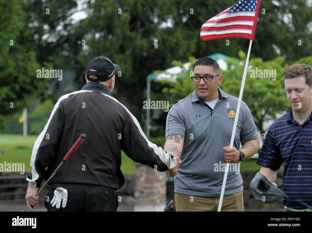 La CPS. Josué Mendoza, à partir de la 17e Brigade d'artillerie sur Joint Base Lewis-McChord, tend la hampe au 18e trou lors de la Casino Muckleshoot Washington ouvrir 19 mai Pro-Am au Meridian Valley Country Club à Kent, Washington. L'événement a eu lieu au cours de semaine des Forces armées. Banque D'Images