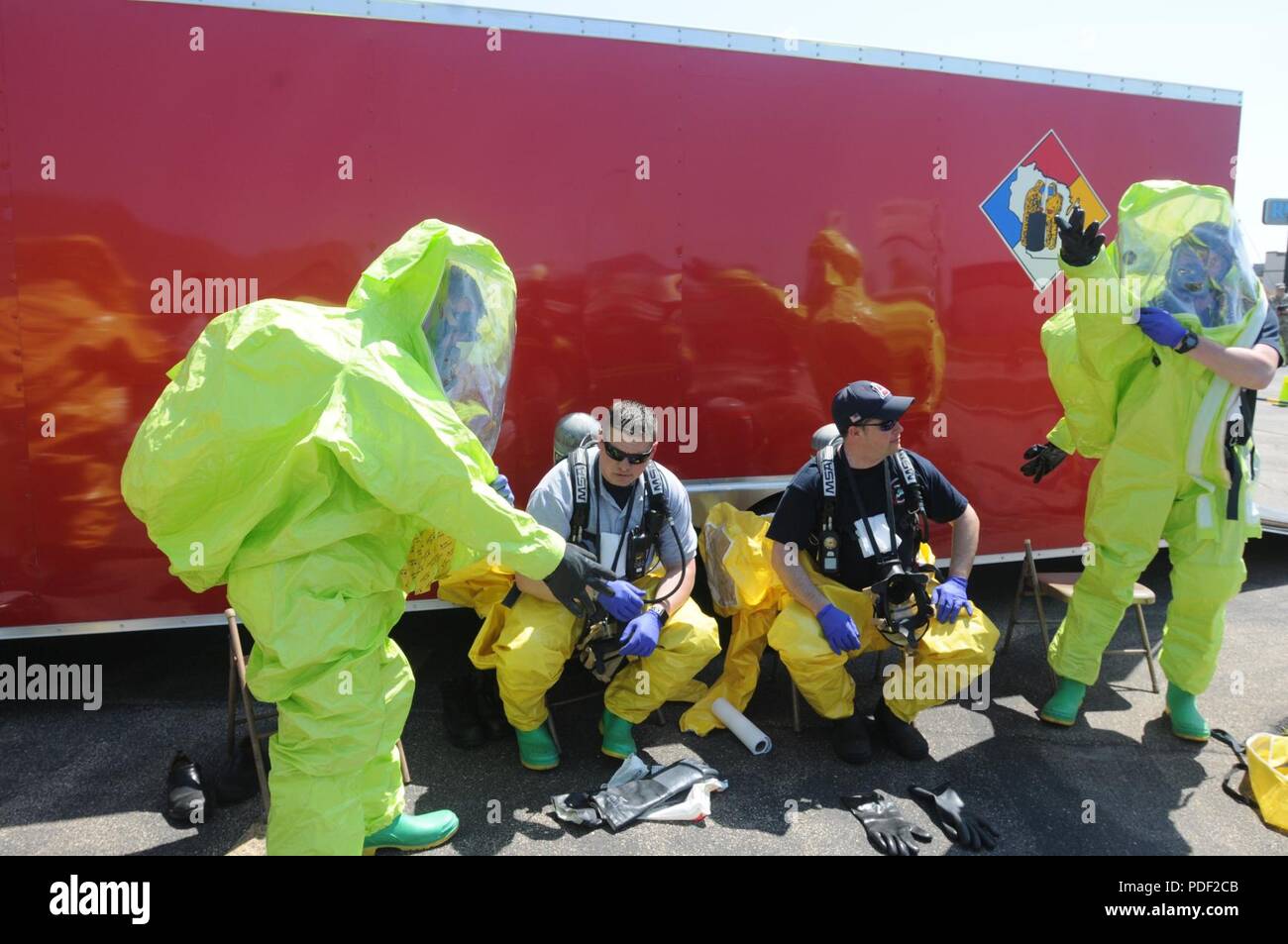 Les membres de l'équipe marchandises dangereuses de pompiers d'Appleton mener un exercice d'entraînement le 15 mai dans la ville de Buchanan au cours ciel sombre, un exercice complet qui simule une coupure de masse dans le Wisconsin. Plus de 1 000 participants de l'état Centre des opérations d'urgence, l'Entreprise Centre des opérations d'urgence, la Garde nationale du Wisconsin, dans le comté de centres des opérations d'urgence municipal, postes de commandement, la Croix-Rouge américaine, ainsi que des organismes fédéraux participeront à l'exercice. La Garde nationale du Wisconsin Banque D'Images