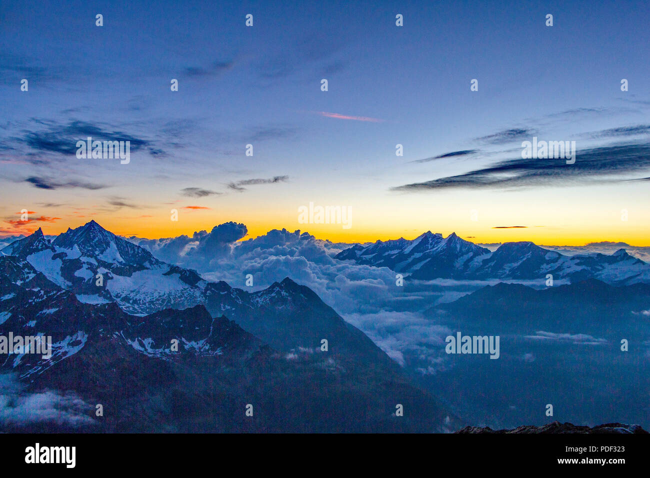 Une vue spectaculaire sur les sommets au-dessus des nuages au lever du soleil je les Alpes Suisses Banque D'Images