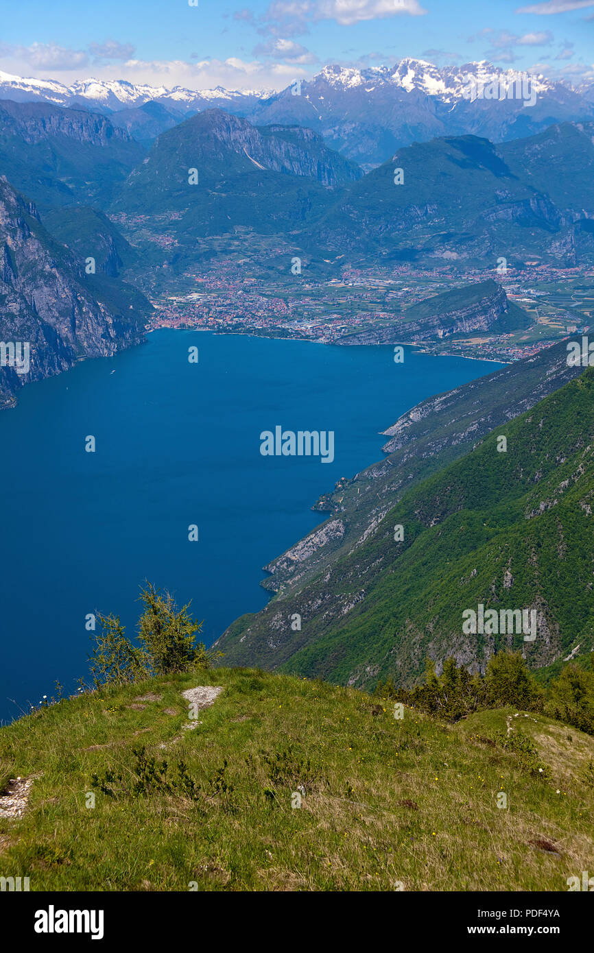 Vista de Monte Baldo sur Riva del Garda et Arco, Malcesine, Lac de Garde, Vérone, le lac de Garde, Lombardie, Italie Banque D'Images