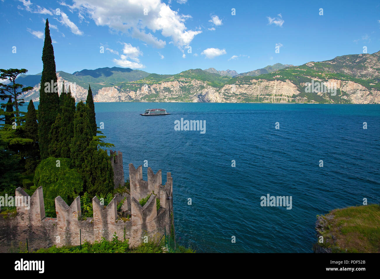 Vue depuis le Château Scaliger sur le lac de Garde, de la vieille ville de Malcesine, province de Vérone, Lac de Garde, Lombardie, Italie Banque D'Images