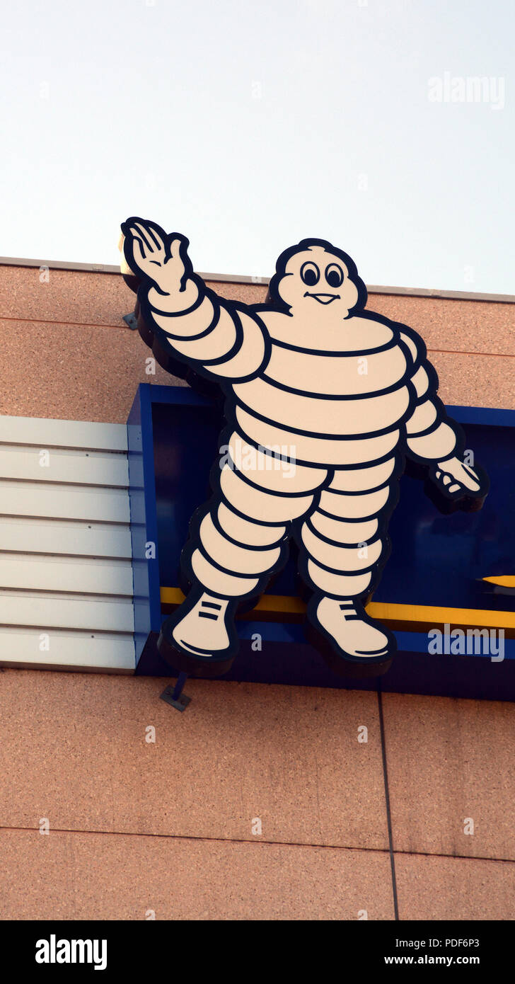 Bibendum en haut de l'immeuble du siège de Michelin, Clermont-Ferrand, Auvergne, Massif-Central, France Banque D'Images