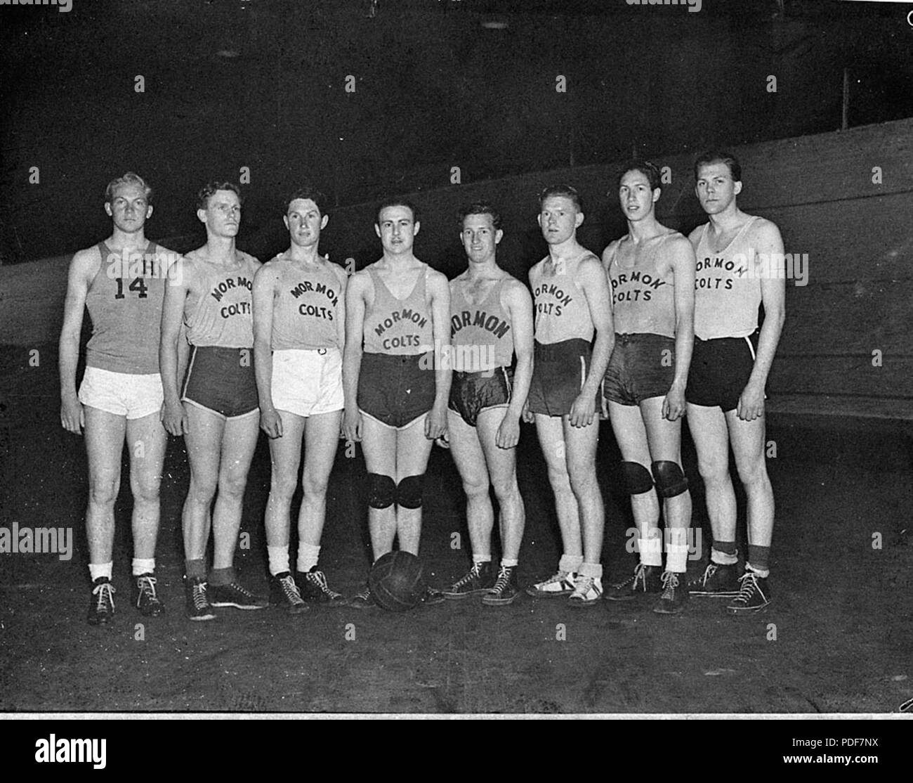 33806 SLNSW 155 Colts Mormon équipe de basket-ball de Sports Arena Banque D'Images