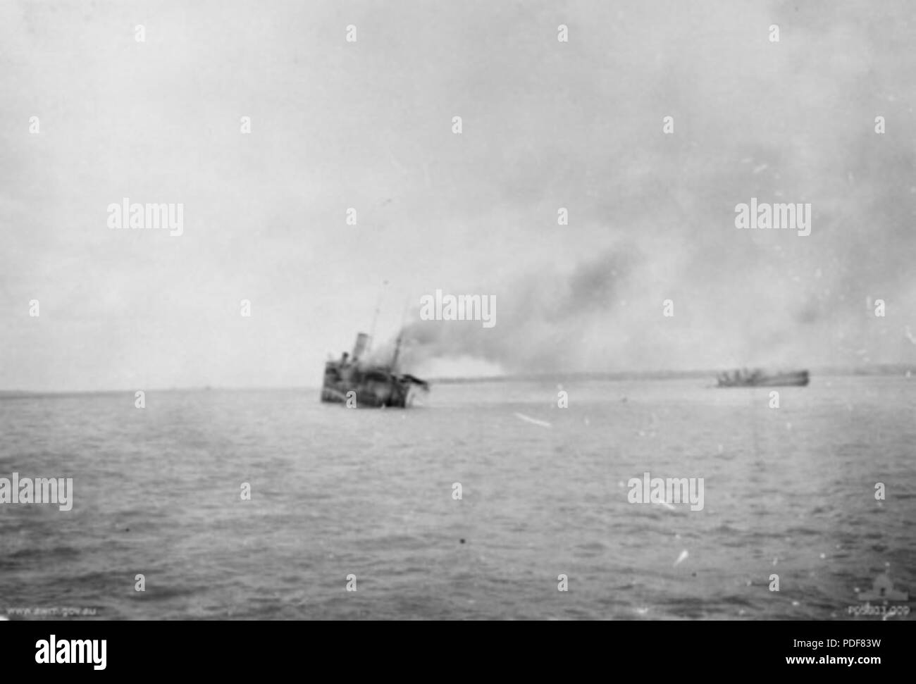 La SS 196 et USS automobiliste (DD-226) Peary après Darwin 1942 attaque aérienne Banque D'Images