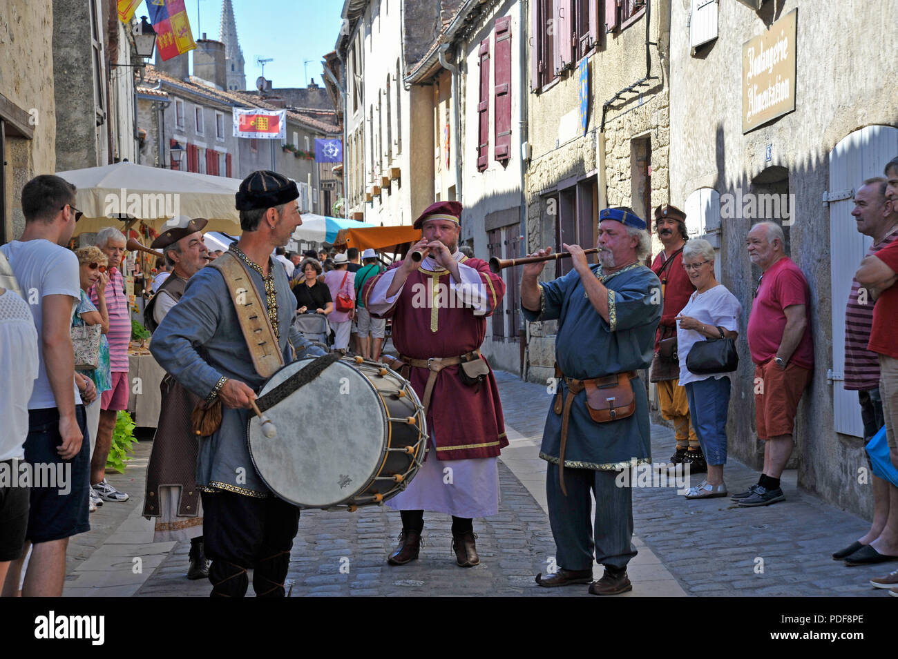 Festival de rue médiévale à Parthenay Deux-sevres France Banque D'Images