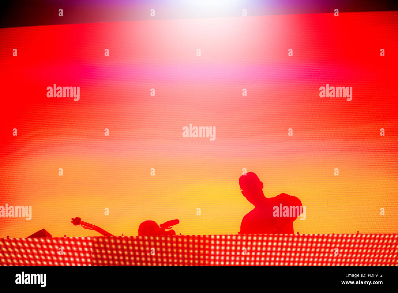 Silhouette d'un disc-jockey, dj mixage Banque D'Images