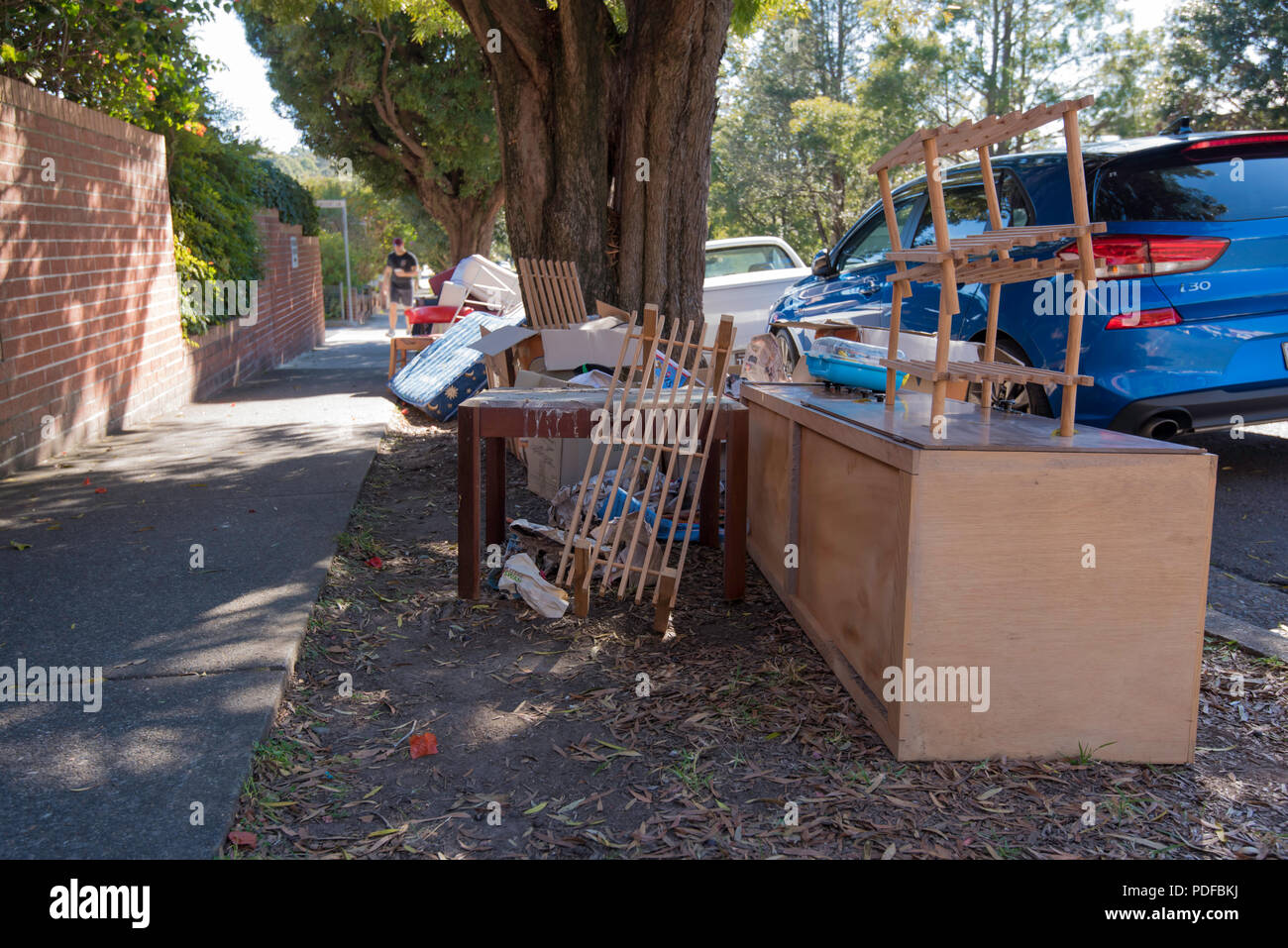 Maison de meubles et d'autres ordures déversées sur le sentier dans la banlieue de Chatswood Nouvelle Galles du Sud, Australie Banque D'Images