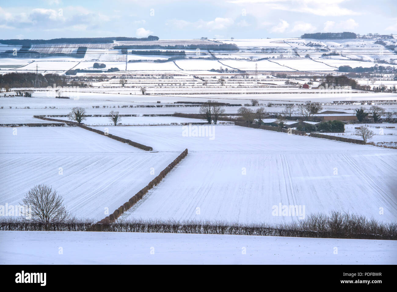 Vue générale du parc national des North Yorkshire Moors près de Helmsley dans la neige, au Royaume-Uni. Banque D'Images
