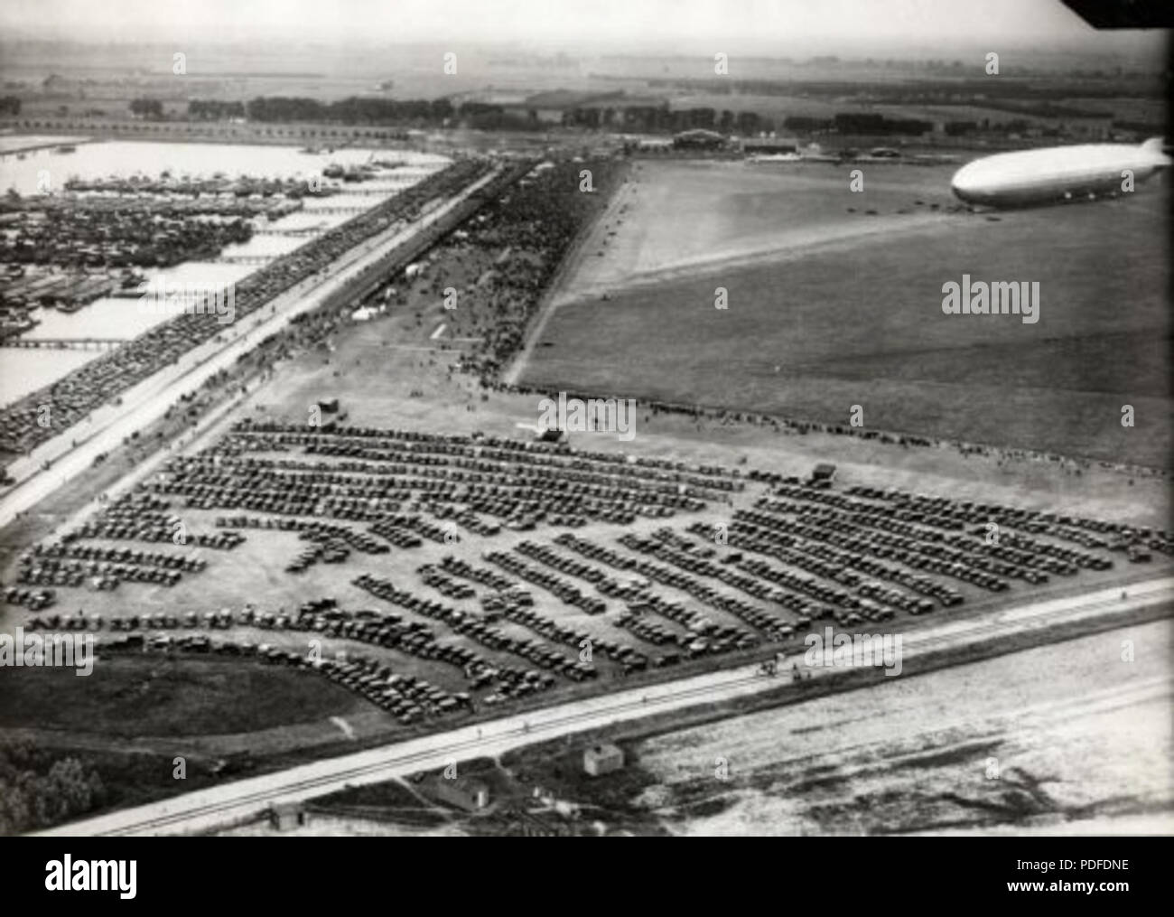 109 De Graf Zeppelin op vliegveld bij Waalhaven Rotterdam, 1932 Banque D'Images