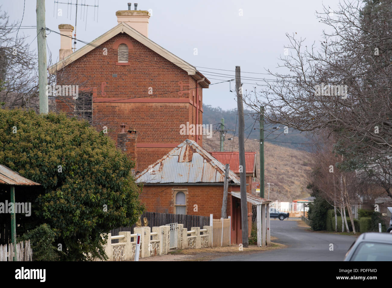 Denison Street Sofala, Nouvelle-Galles du Sud, un petit cottage en briques et le bureau de poste de deux étages construit en 1879 pour la ville minière de l'or, autrefois prospère. Banque D'Images
