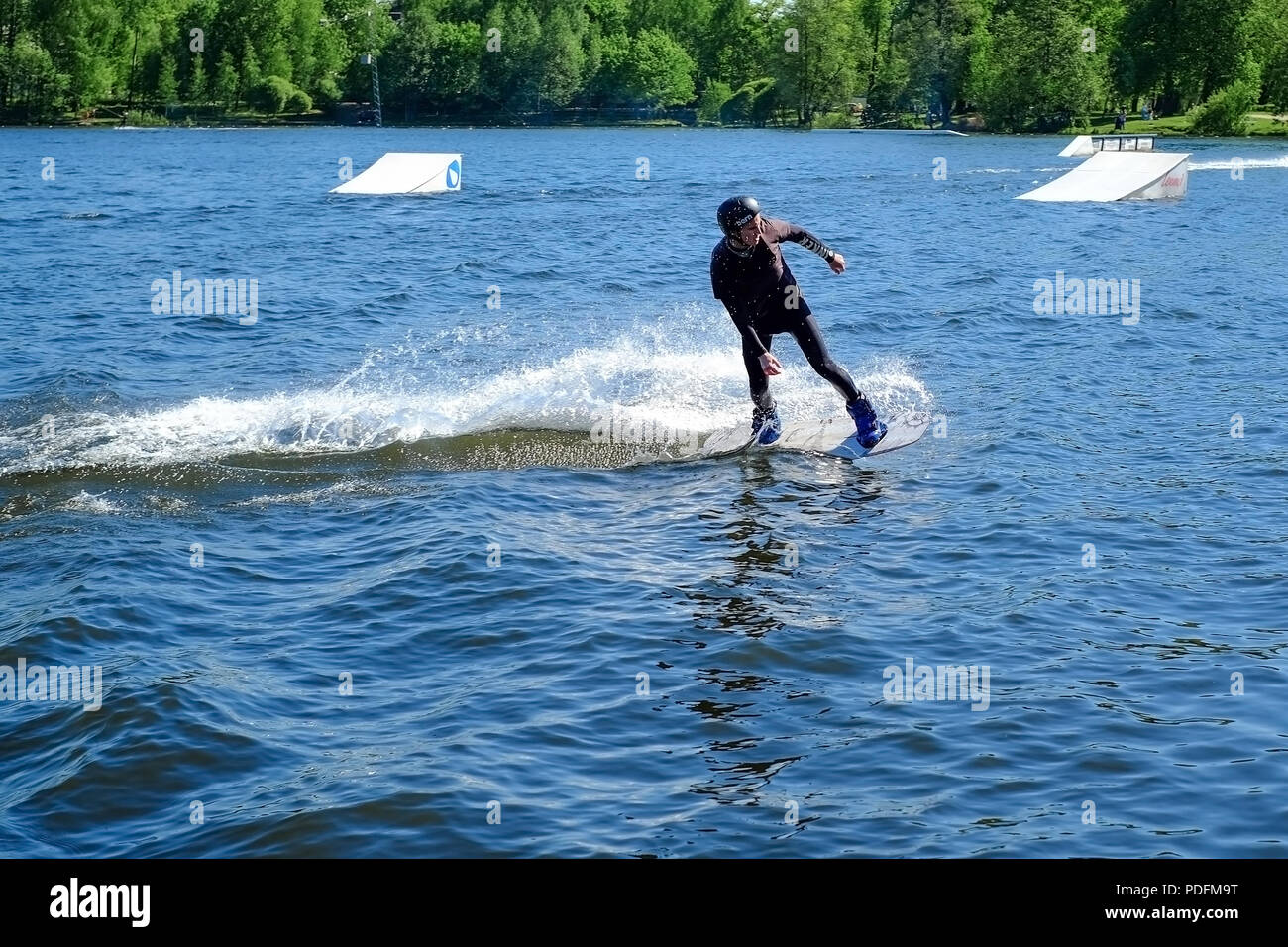 Saint-petersbourg. La Russie. 05,19.2018. La planche à voile est une sorte de voile et le divertissement sur le Conseil. Banque D'Images