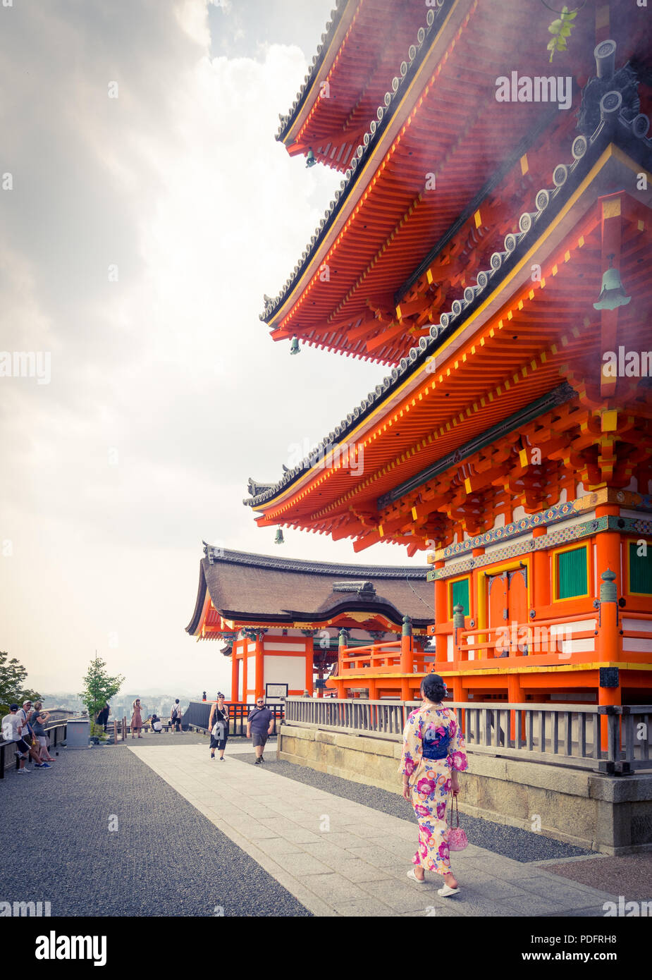 Une japonaise en kimono yukata d'été promenades en pagode Sanjunoto robe au motif de Temple Kiyomizu-dera (Kiyomizudera à Kyoto, au Japon. Banque D'Images