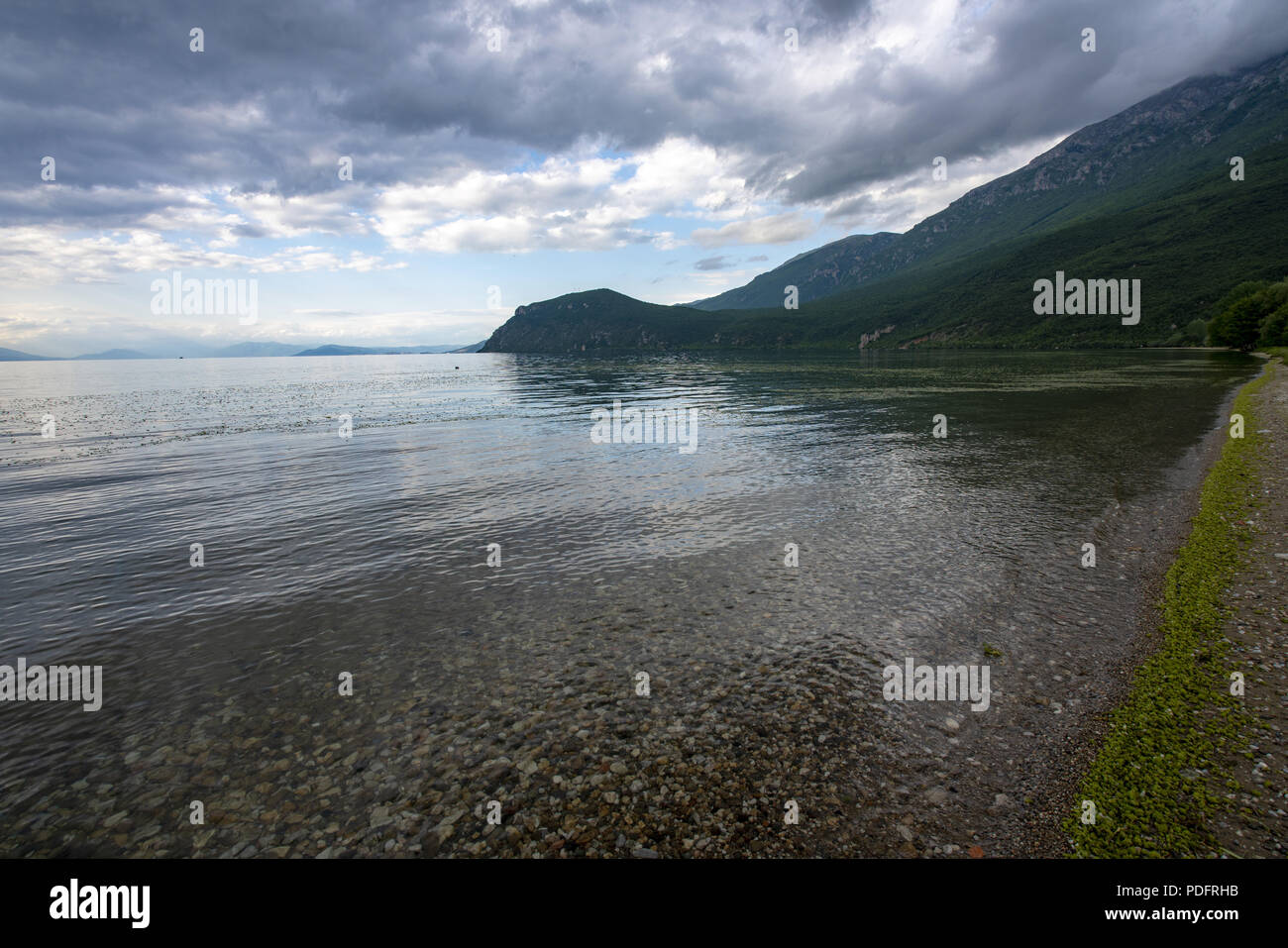 Paysages du lac Ohrid et voile lavé on beach Banque D'Images