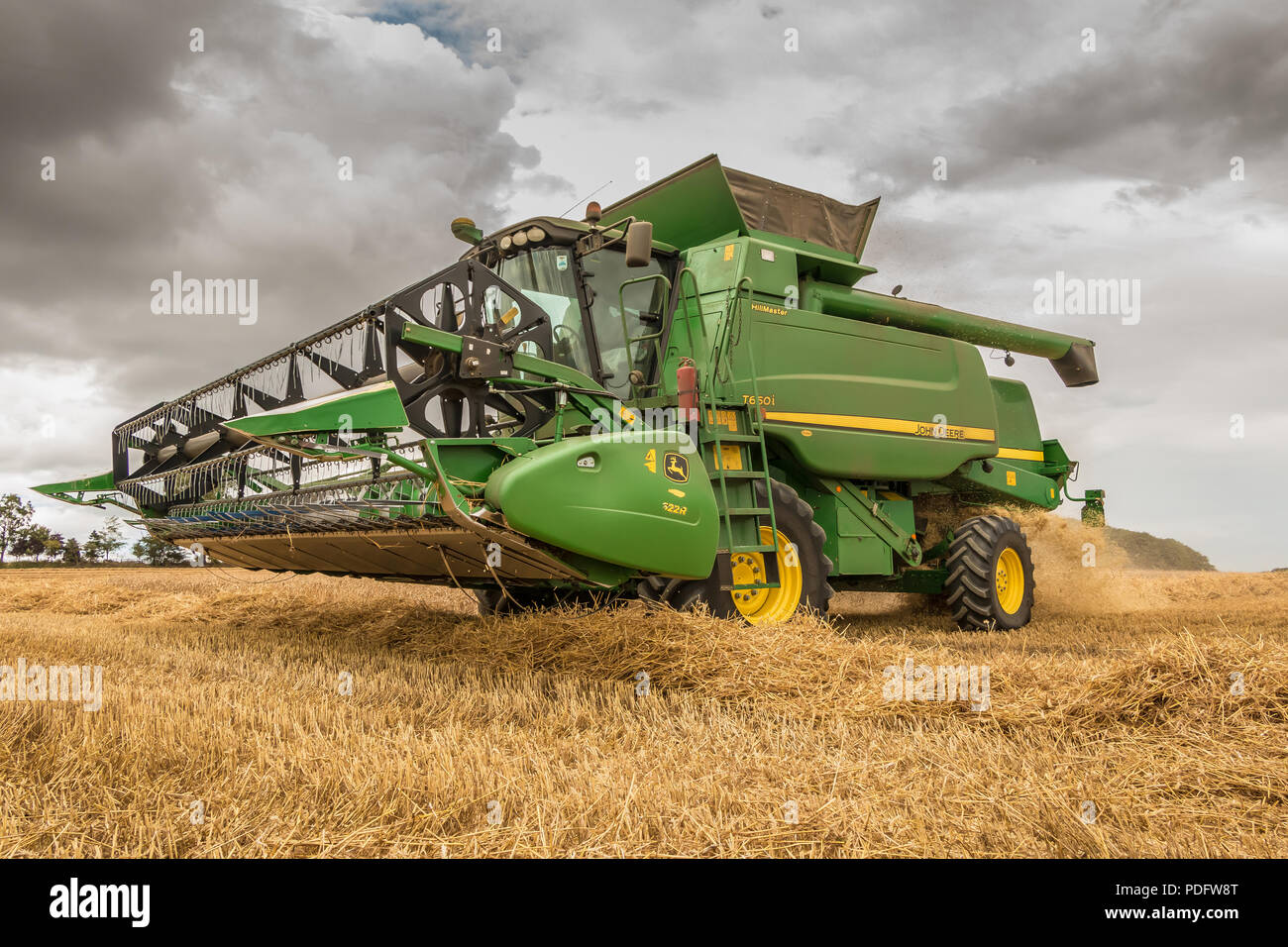 L'agriculture britannique, un John Deere moissonneuse-batteuse Hillmaster travaille sur une récolte de blé, Août 2018 Banque D'Images