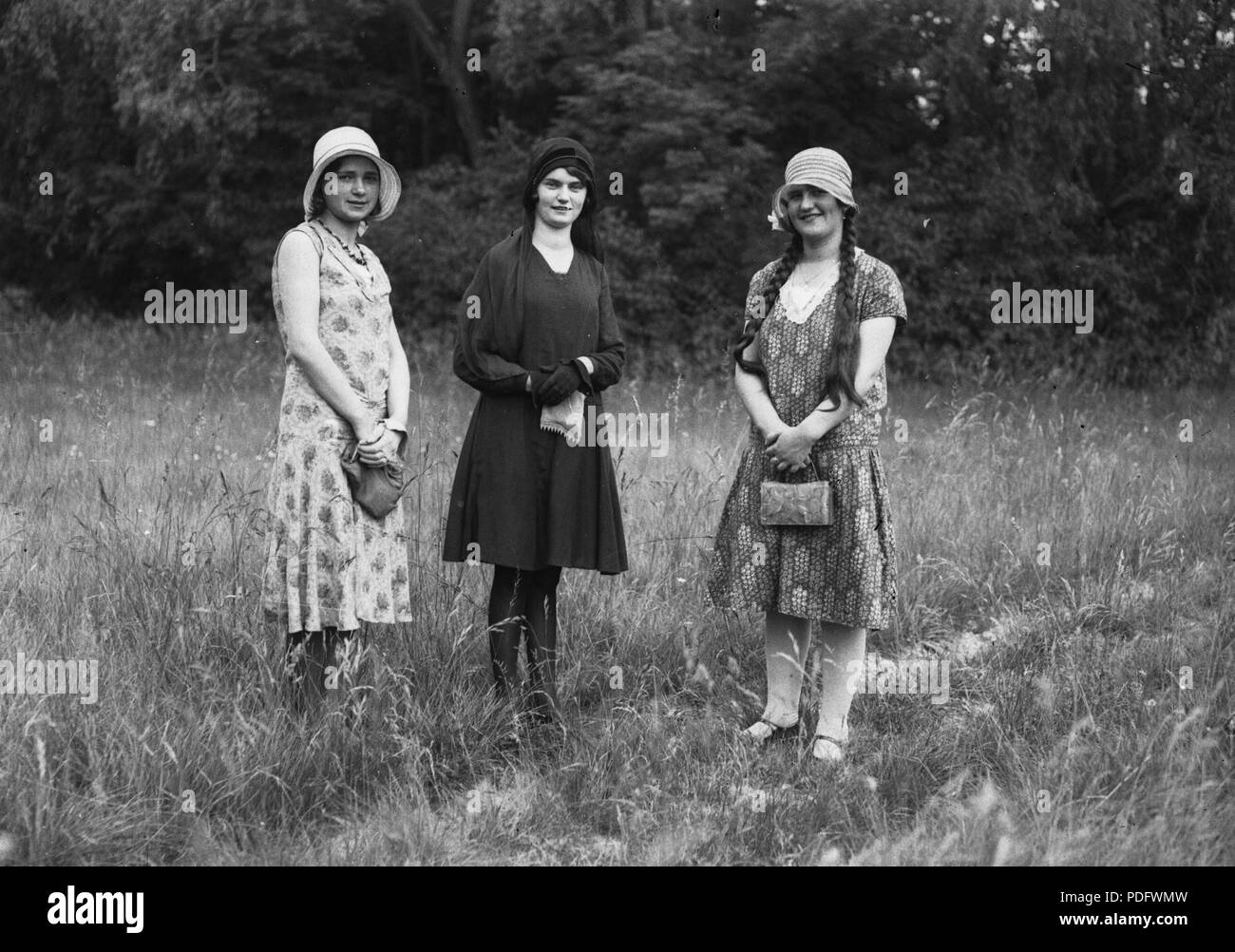 198 Dame, portrait, domaine, gants, sac à main, Braid, robes d'été Fortepan 52836 Banque D'Images