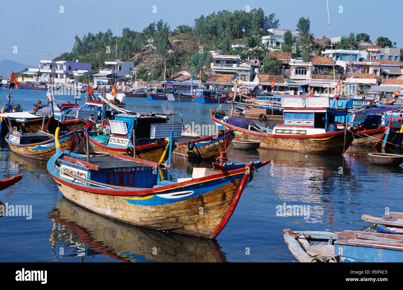 Bateaux de pêche dans le port de l'Île Hon Mun, Nha Trang, au Vietnam Banque D'Images