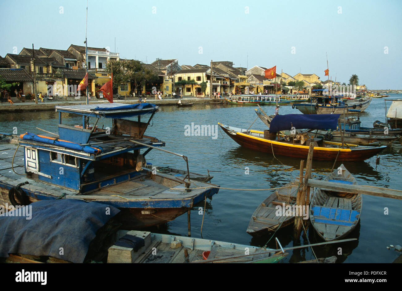 Boats on river en face de riverside restaurants sur le jeu Bhon rivière à Hoi An, Vietnam Banque D'Images