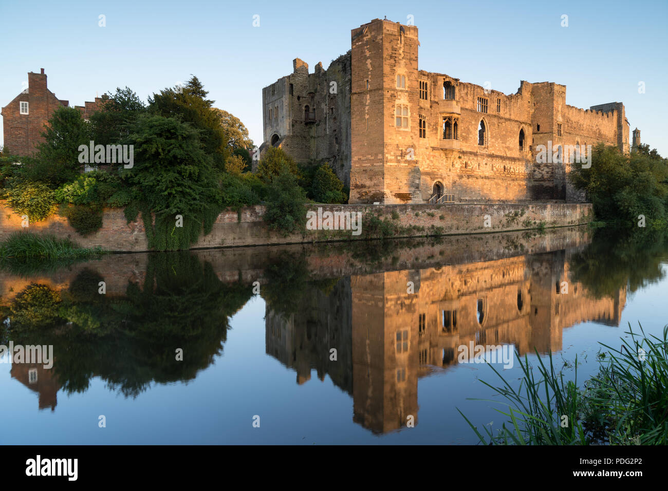Château de Newark on Trent avec reflet dans la rivière Trent Banque D'Images