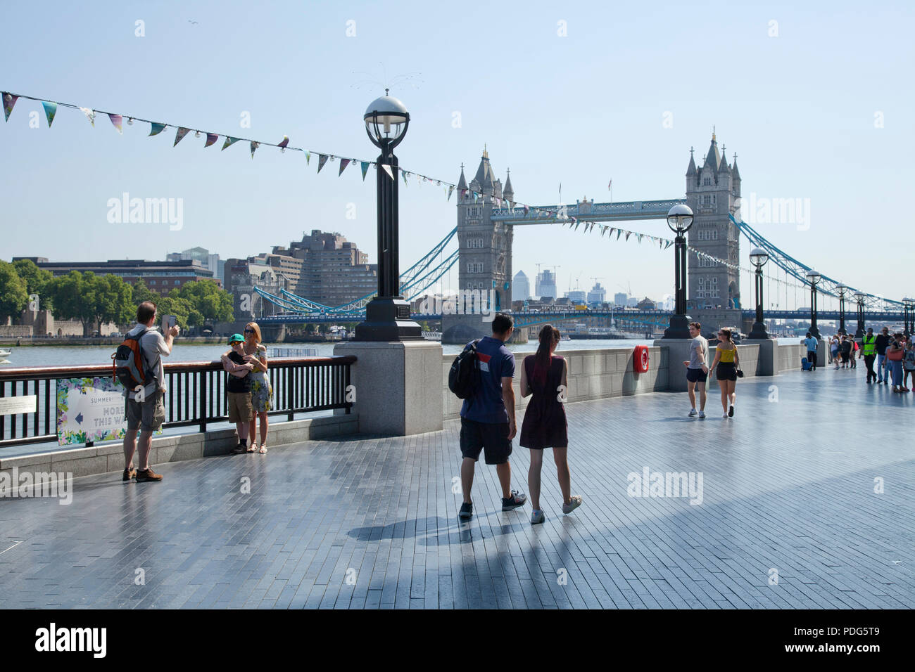 Matin d'été sur la rive sud de Londres avec le Tower Bridge et père de photographier sa femme et enfant Banque D'Images