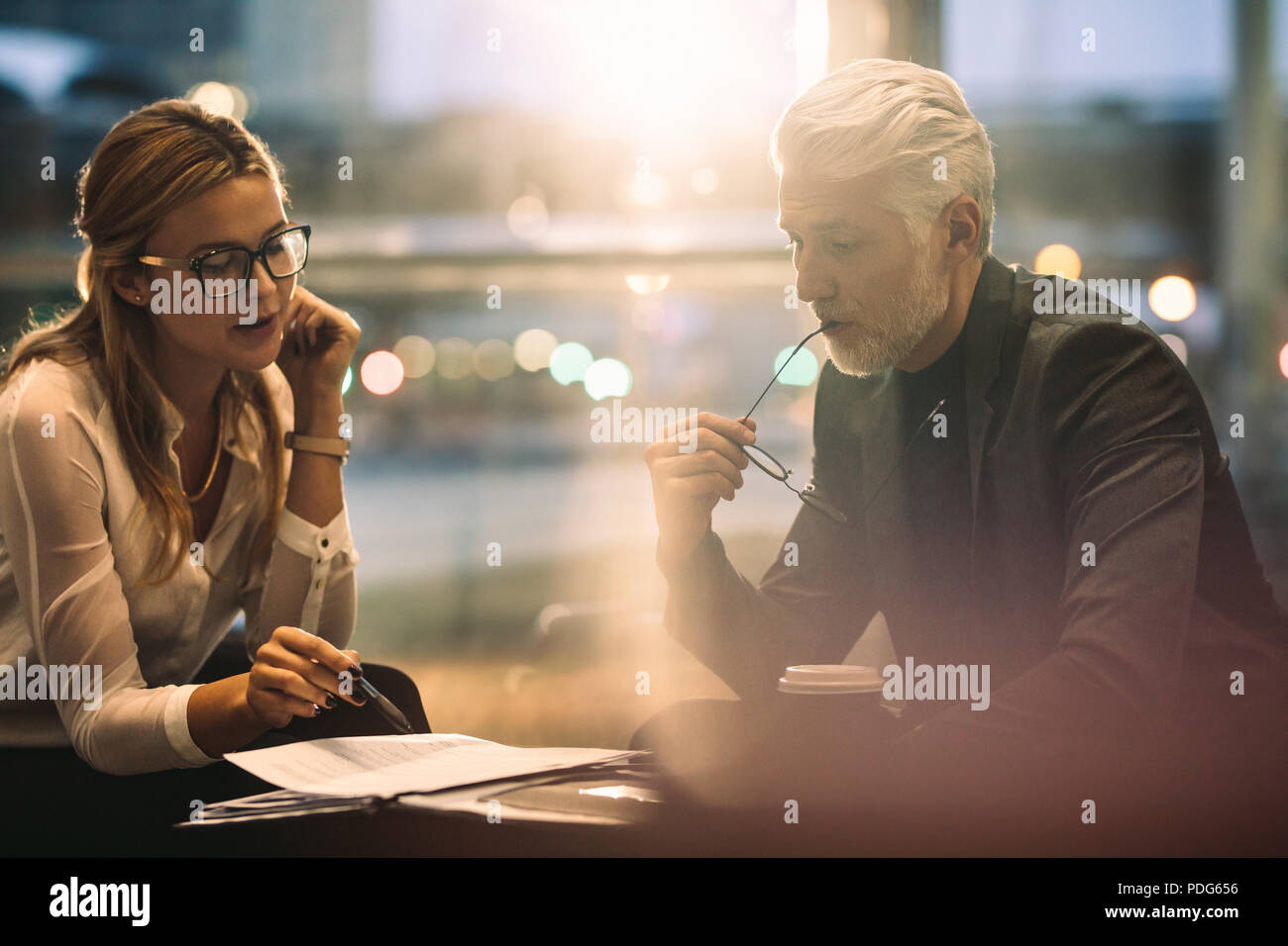 Deux professionnels qui travaillent ensemble dans office hall. Assistante d'affaires avec la lecture de quelques documents. Banque D'Images