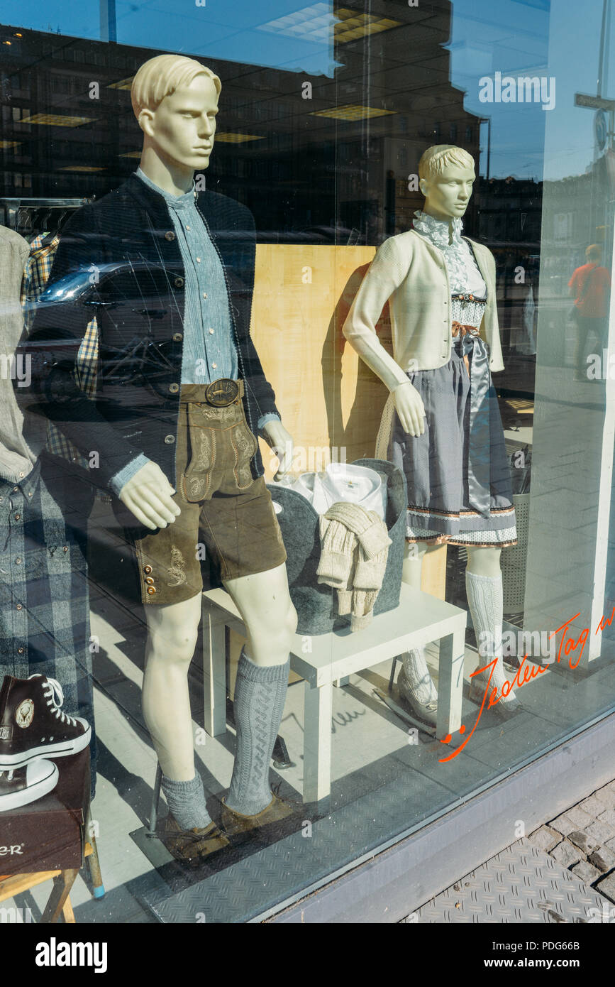 Munich, Allemagne - 28 juillet, 2018 : folk traditionnel vêtements bavarois sur un mannequin homme et femme dans une vitrine/ Banque D'Images