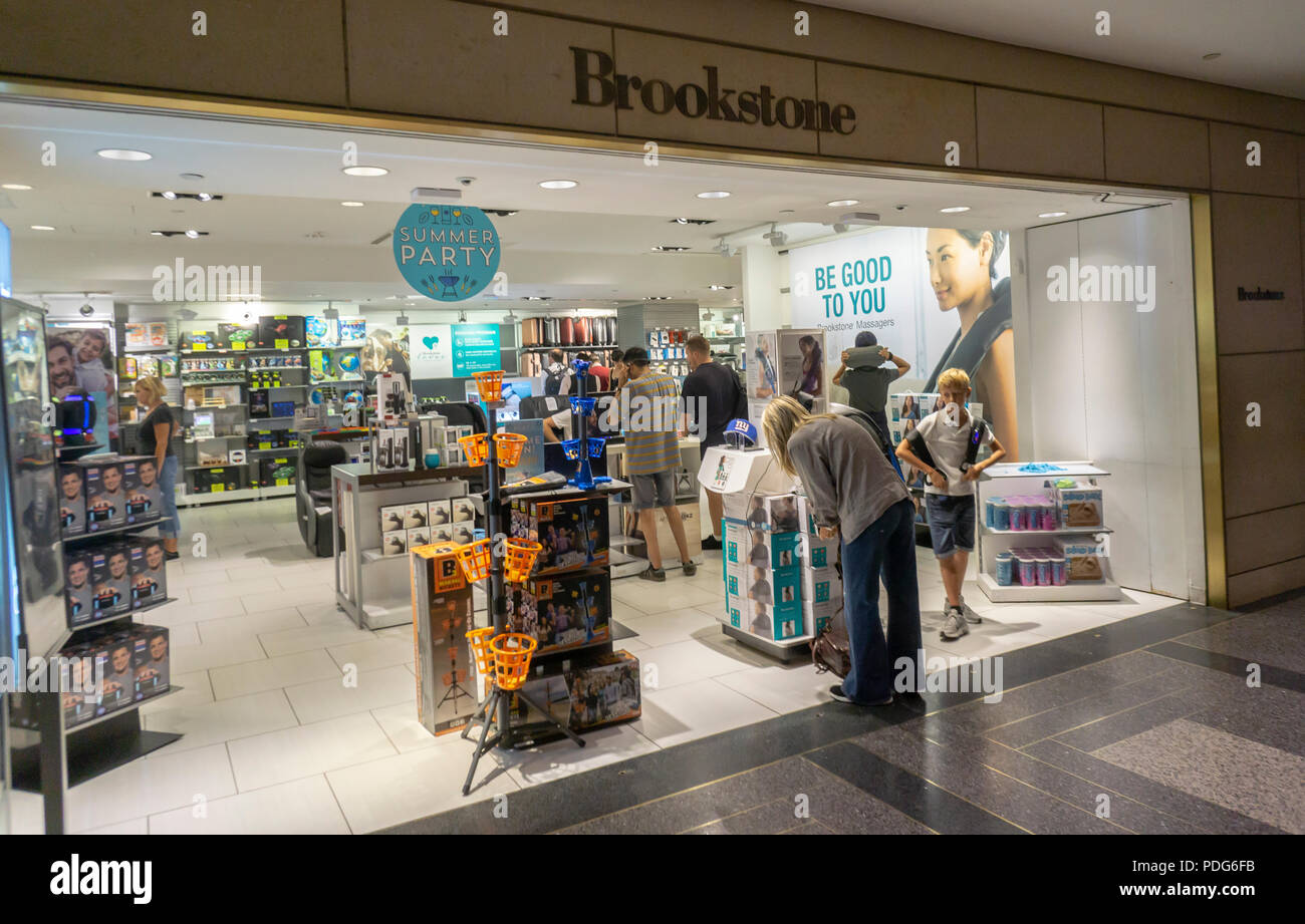 Les clients dans le magasin à Brookstone Rockefeller Center de New York le Samedi, Août 4, 2018. Le détaillant de gadgets et de l'électronique a déposé pour la protection contre la faillite et la fermeture de toutes les 101 de ses magasins du centre commercial tout en conservant ses 35 aéroports en vie ainsi que son commerce électronique. (Â© Richard B. Levine) Banque D'Images