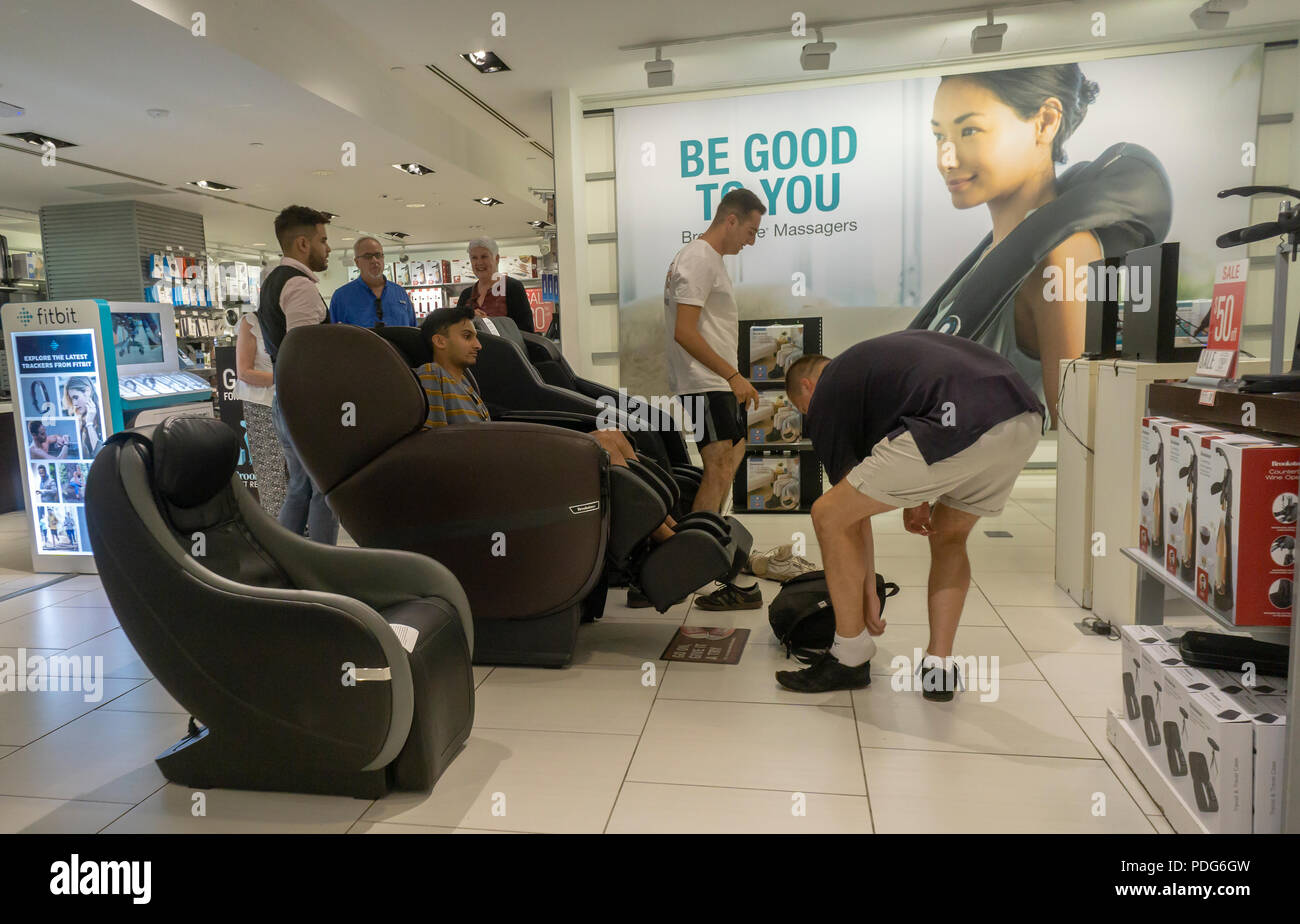 Les clients dans le magasin à Brookstone Rockefeller Center de New York le Samedi, Août 4, 2018. Le détaillant de gadgets et de l'électronique a déposé pour la protection contre la faillite et la fermeture de toutes les 101 de ses magasins du centre commercial tout en conservant ses 35 aéroports en vie ainsi que son commerce électronique. (Â© Richard B. Levine) Banque D'Images