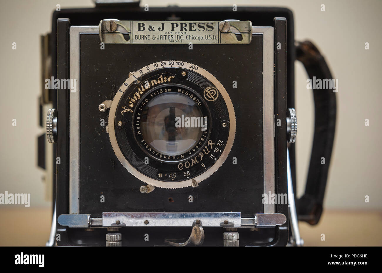 Un Burke & James 4X5 Appuyez sur Appareil photo grand format avec un Voigtlander Braunschweig Heliar 15cm f/4,5 objectif dans un ensemble de jante Voigtlander obturateur. . (Â© Richard B. Levine) Banque D'Images
