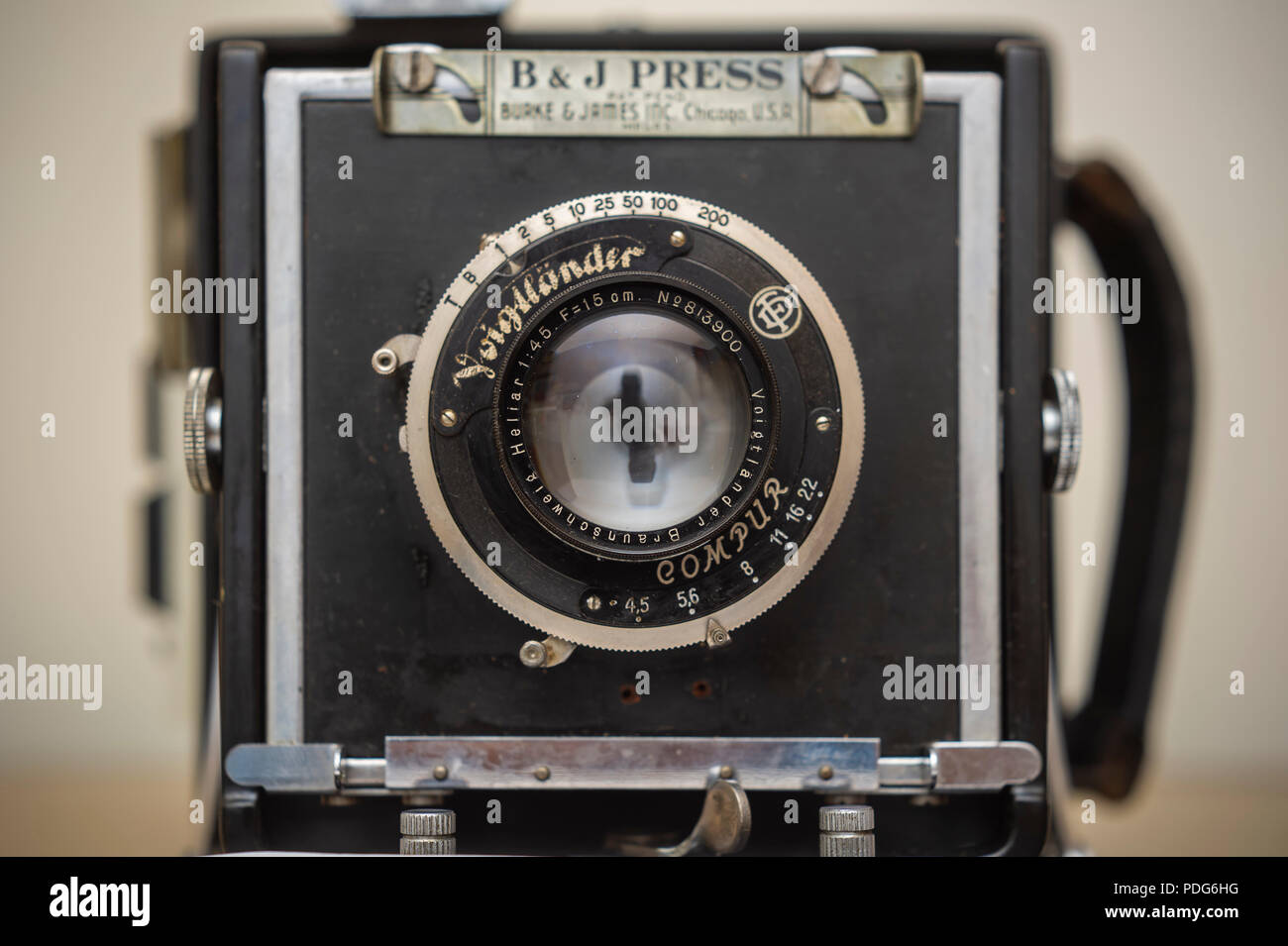 Un Burke & James 4X5 Appuyez sur Appareil photo grand format avec un Voigtlander Braunschweig Heliar 15cm f/4,5 objectif dans un ensemble de jante Voigtlander obturateur. . (Â© Richard B. Levine) Banque D'Images