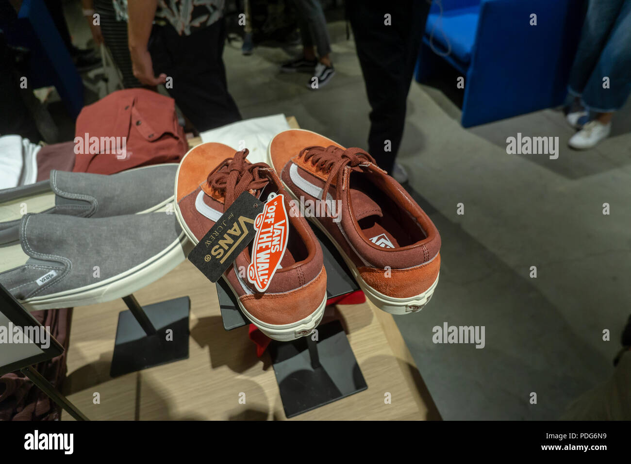 Chaussures de marque Vans sur afficher l'ouverture de la nouvelle boutique  hommes J. Crew dans le quartier de Dumbo Brooklyn à New York le mercredi,  Août 8, 2018. Les 2 100 pieds