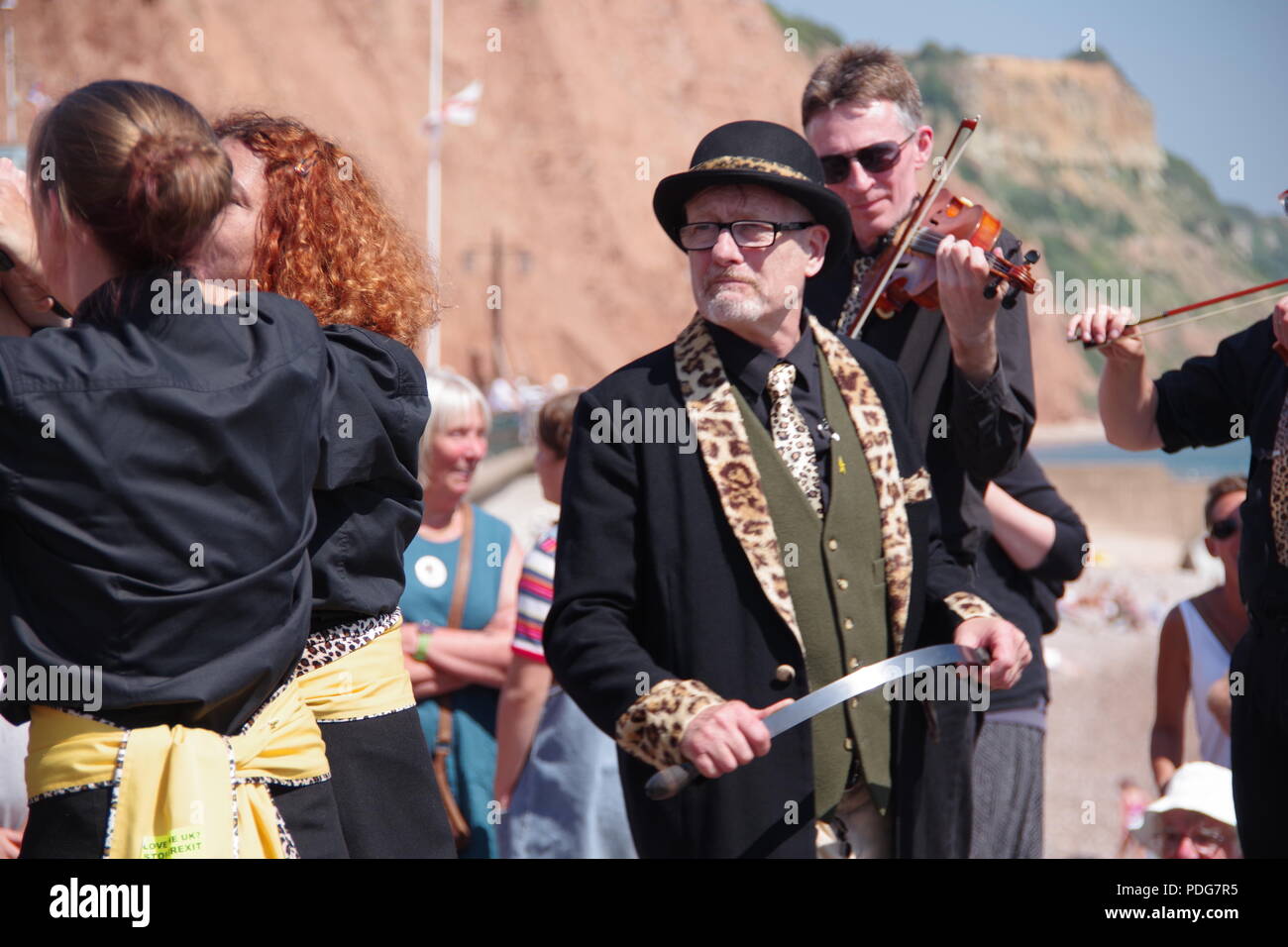 Fouetter le chat rappeur et s'obstruer, Women's English Équipe de danse, danse de l'Épée d'un rappeur à Sidmouth Folk Festival, l'est du Devon, Royaume-Uni. Août, 2018. Banque D'Images