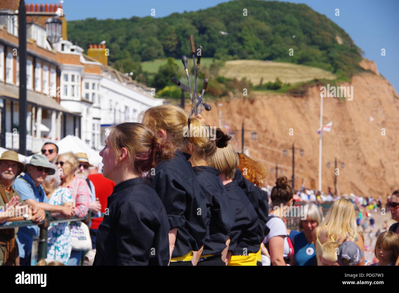 Fouetter le chat rappeur et s'obstruer, Women's English Équipe de danse, danse de l'Épée d'un rappeur à Sidmouth Folk Festival, l'est du Devon, Royaume-Uni. Août, 2018. Banque D'Images