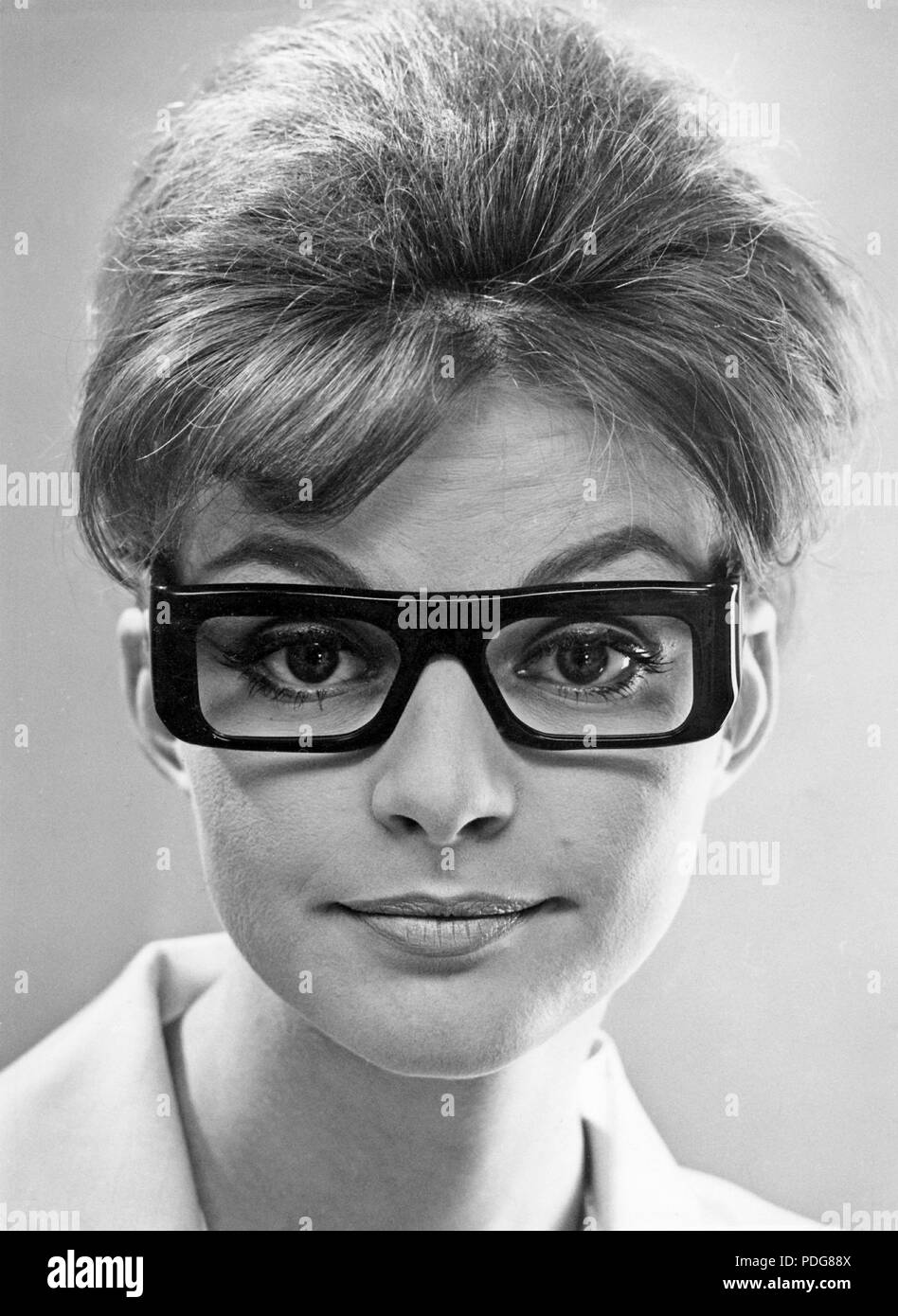 1960 verres. Une jeune femme dans les verres et les Arcs 1963. Banque D'Images