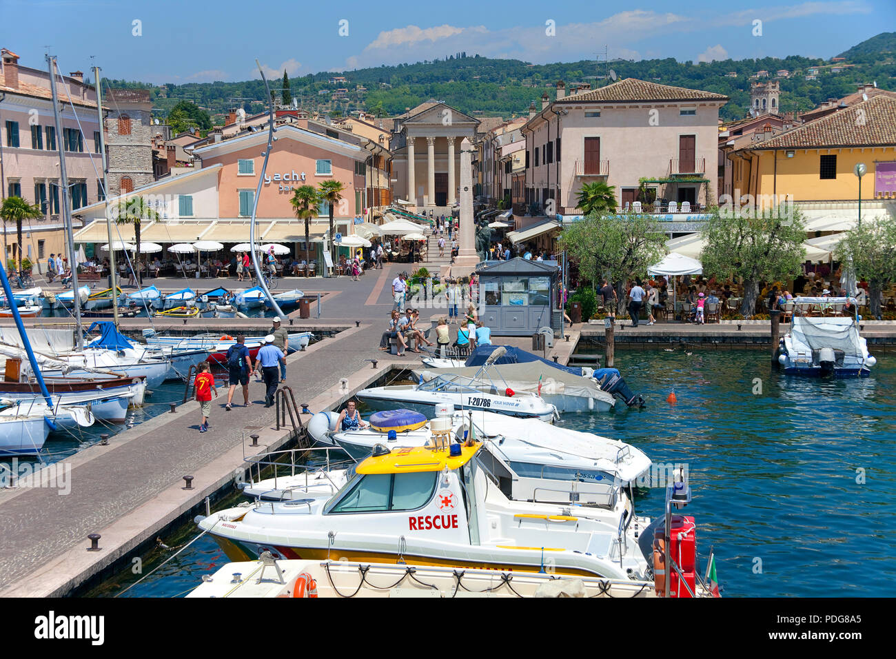 Pier et port de Bardolino, Vérone, le lac de Garde, Lombardie, Italie Banque D'Images