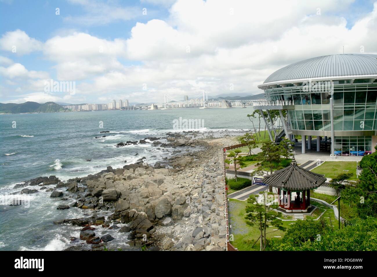 Bâtiment de l'APEC à pied la côte de Busan en Corée du Sud par la mer Banque D'Images